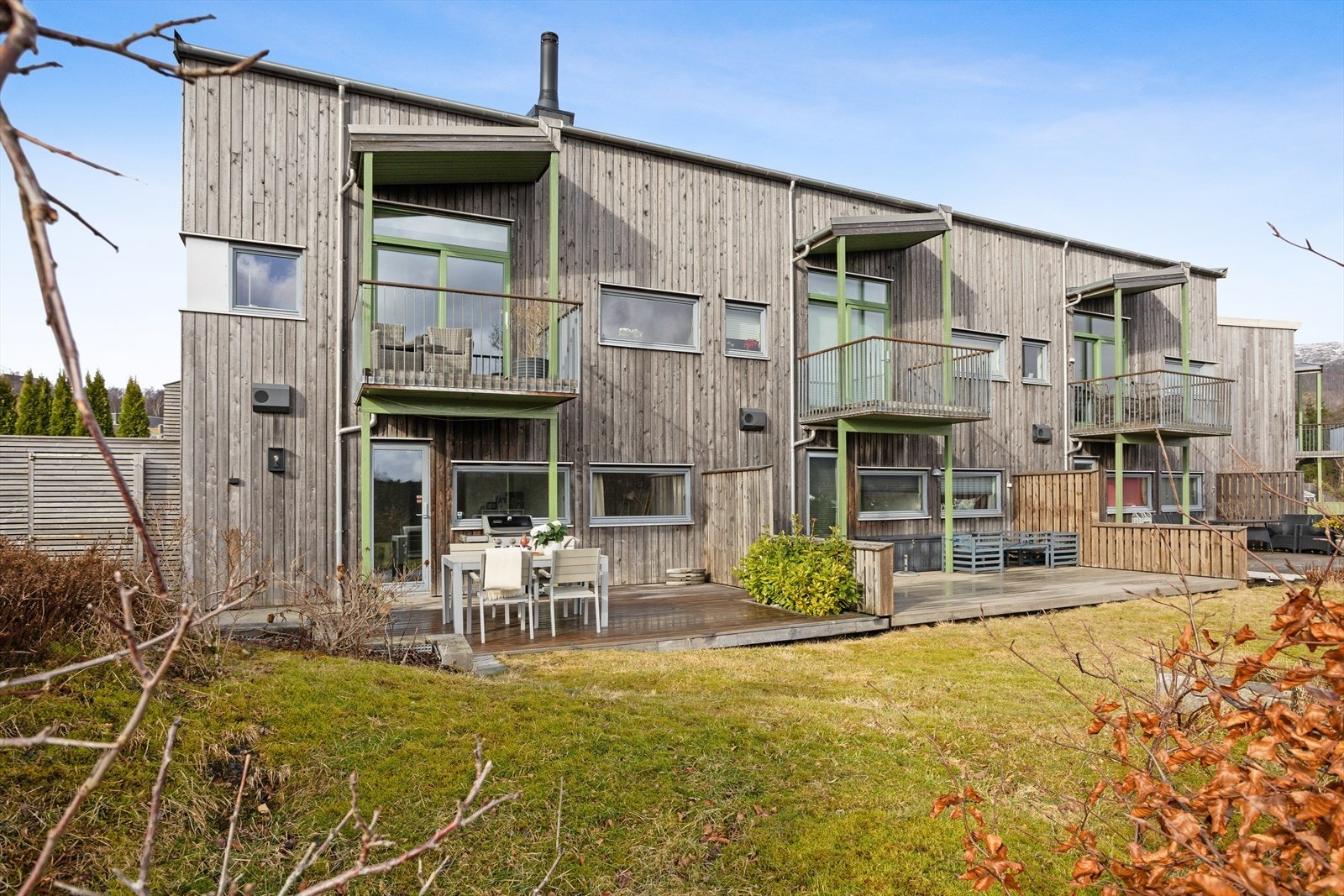 Den trivelige terrassen fungerer som en naturlig forlengelse av boligen og gir et perfekt sted for rolige morgener eller avslappende kvelder. Herfra har du direkte tilgang til sameiets felles eiet tomt - et flott uteområde som er pent opparbeidet. Galleribilde