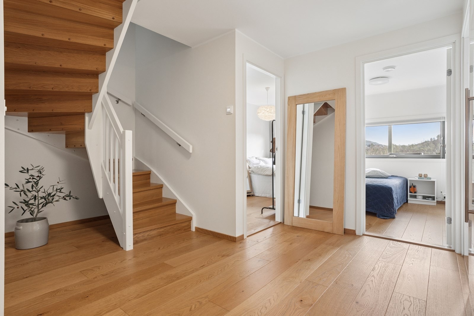 Underetasjen er romslig og funksjonell, med en mellomgang som binder etasjens rom sammen på en praktisk måte. Galleribilde