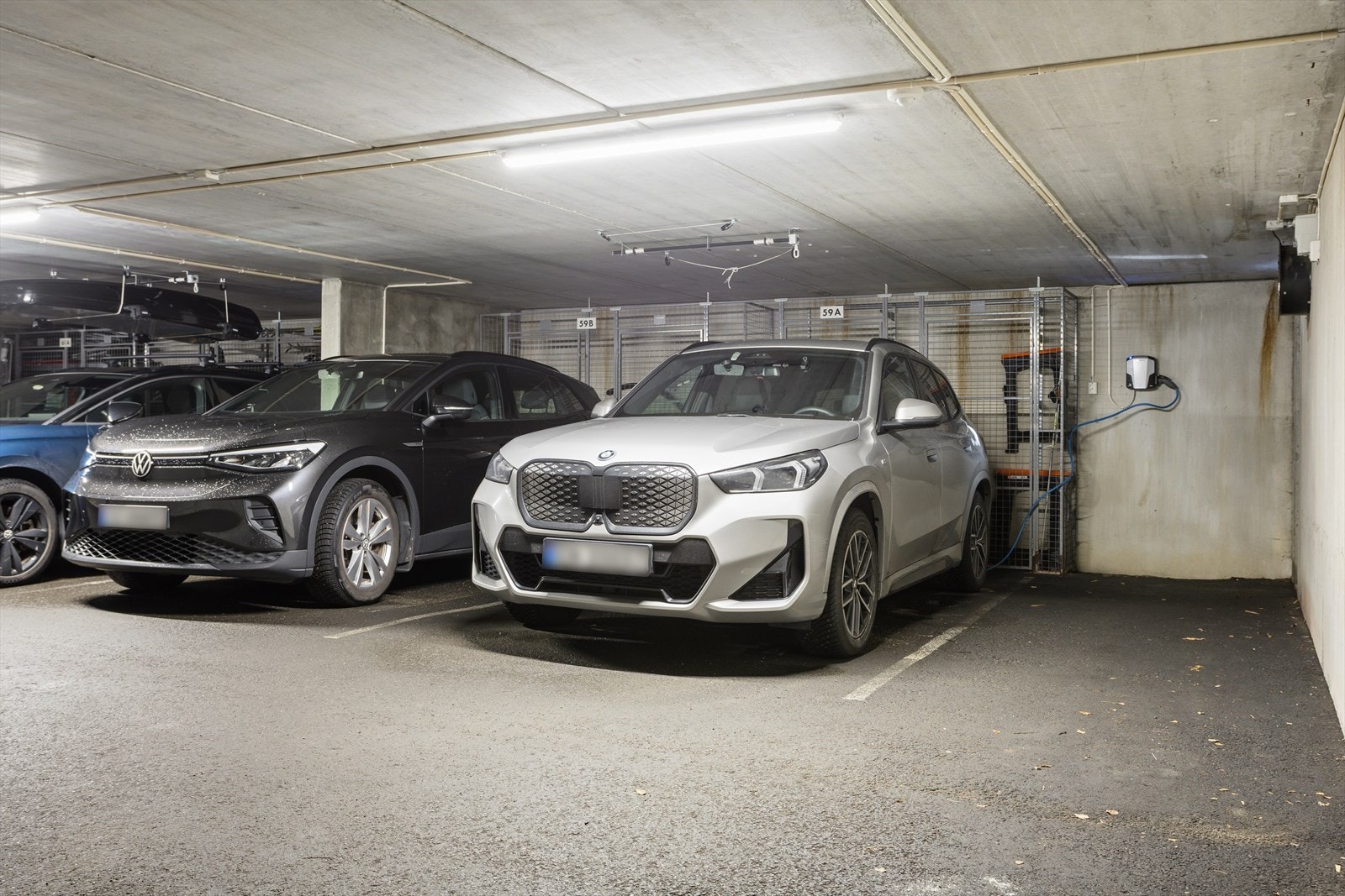 Fast garasjeplass med ellader. Galleribilde