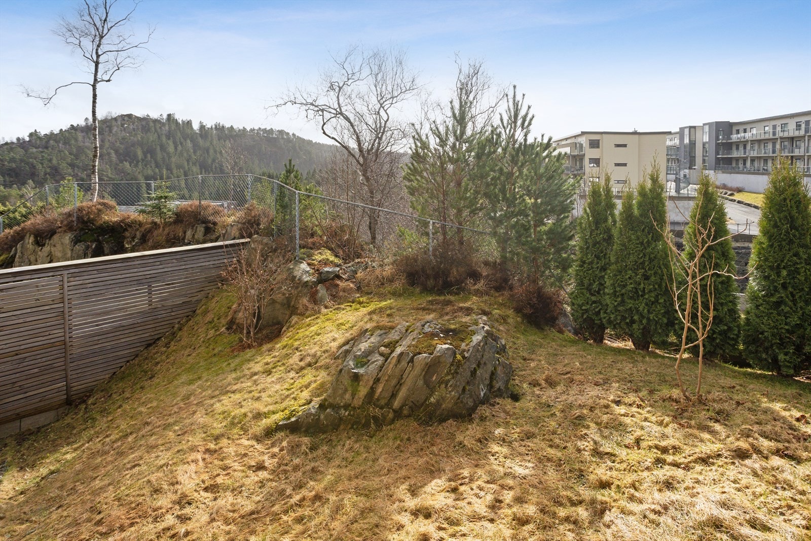 Tomten er opparbeidet med plen, belegningsstein og terrassedekke. Galleribilde