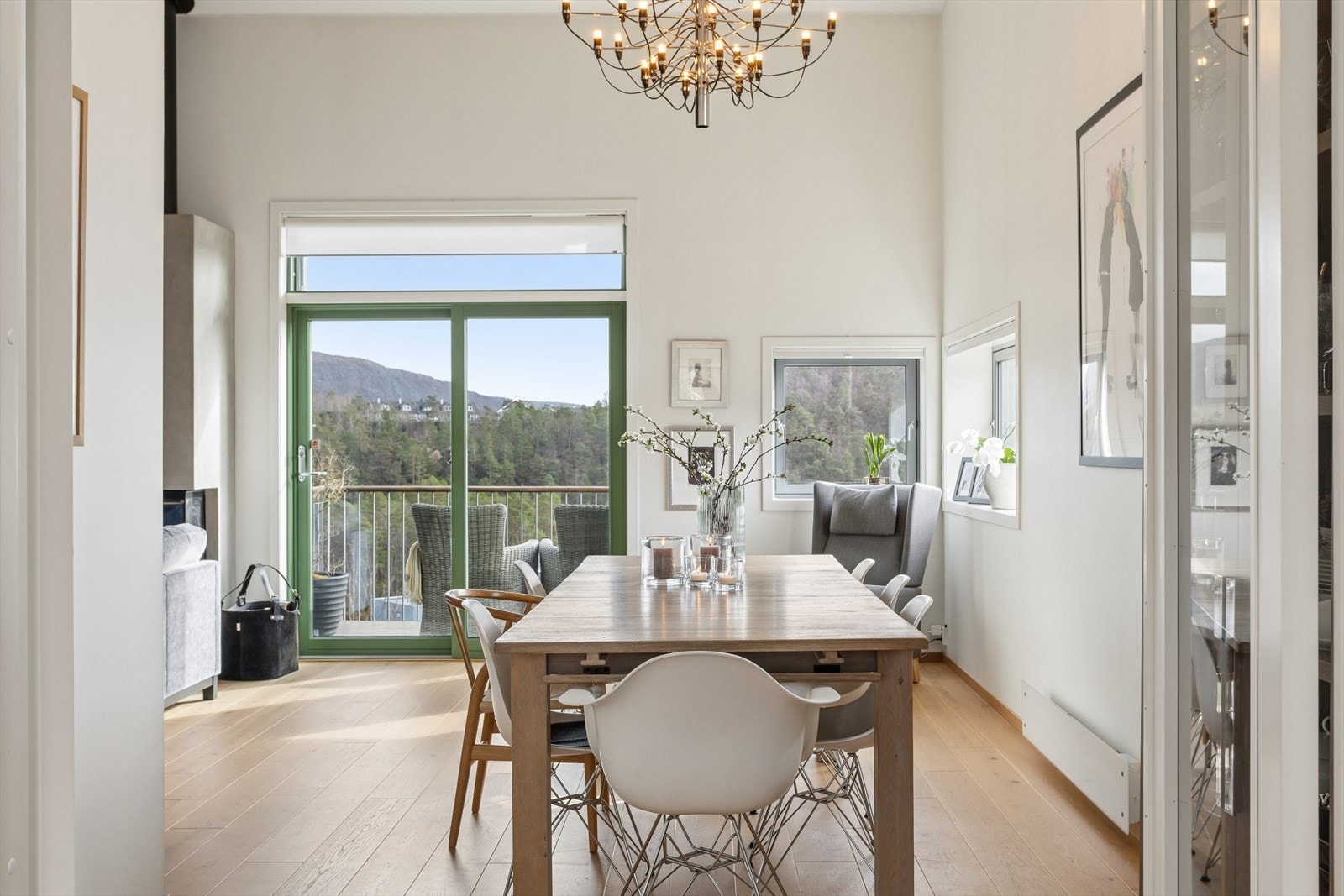 Fra spisestuen er det utgang til en balkong på 5 m² med fin utsikt over nærområdet. Galleribilde