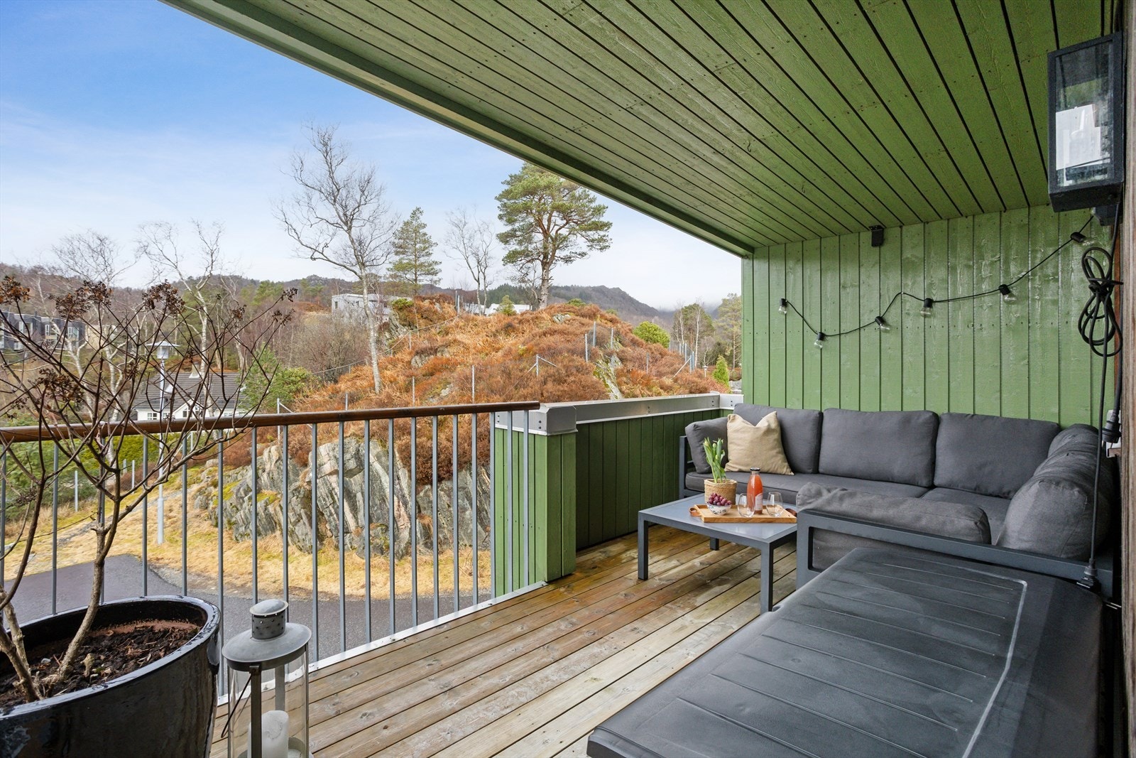 Terrassen er bygget med impregnert materiale og har rekkverk i stål og malt trevirke, samt en underliggende til-tak-løsning som sørger for god drenering. Galleribilde