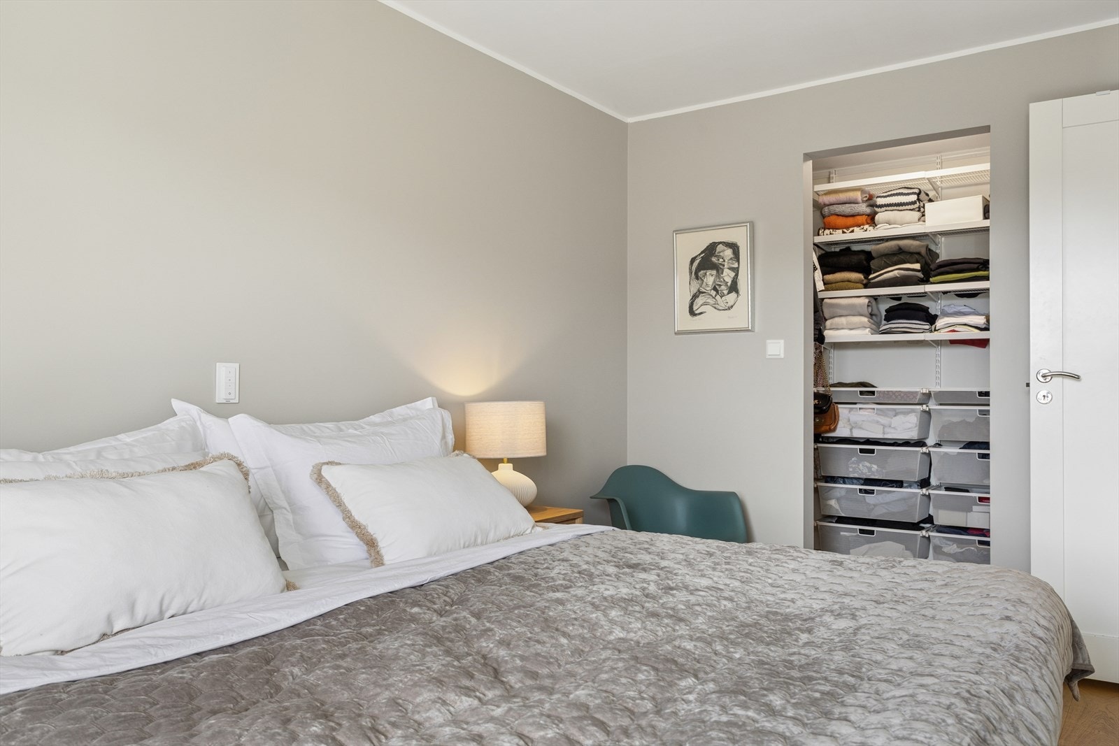 I tillegg har soverommet tilgang til en romslig walk-in garderobe som gir svært gode oppbevaringsmuligheter og bidrar til et ryddig, oversiktlig og funksjonelt soveromsmiljø. Galleribilde