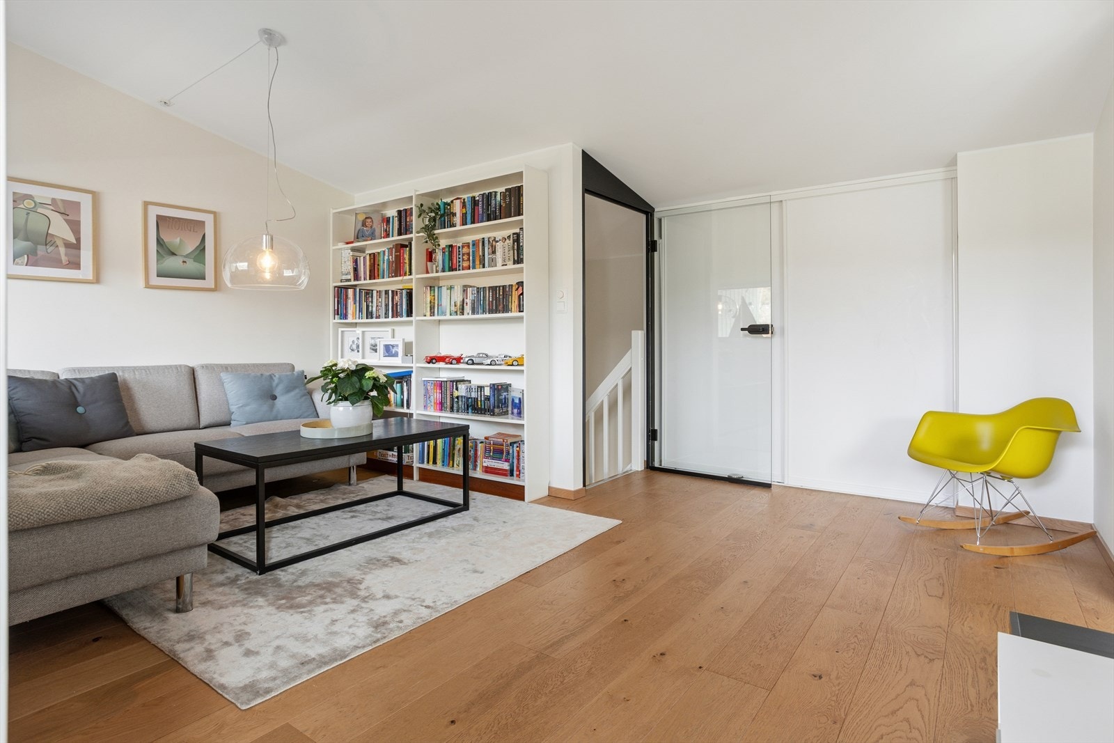 I andre etasje finner du en lys og romslig TV-stue som gir et ypperlig tilbaketrukket oppholdsrom. Galleribilde