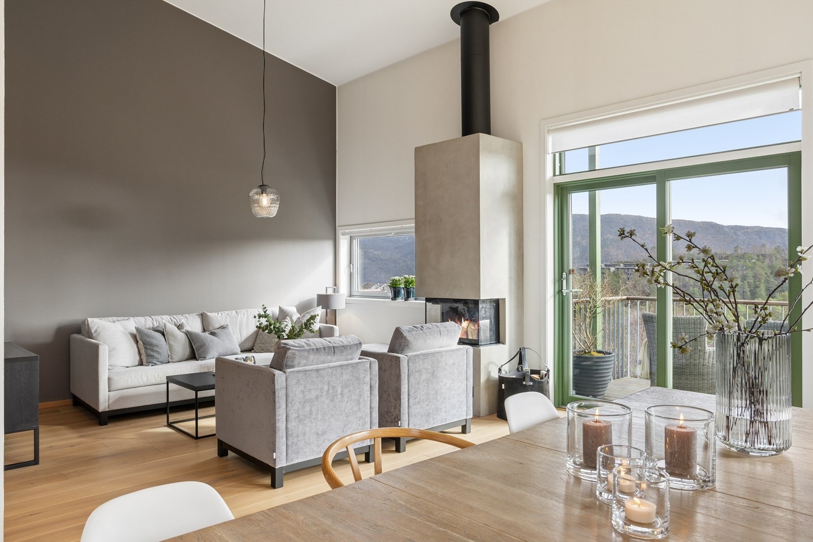 Videre inn i boligen åpner hjemmets sosiale soner seg harmonisk. Den vakre utsikten over Sædalen, skog og fjell blir en naturlig del av interiøret gjennom de store vindusflatene som slipper inn dagslyset og samtidig rammer inn naturen utenfor. Galleribilde