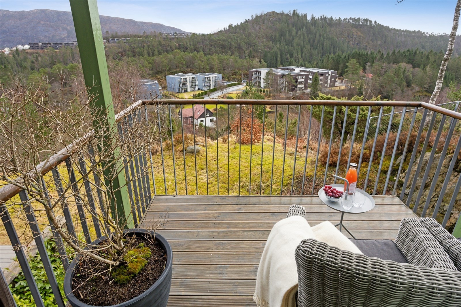 Fra stuen har du utgang til en hyggelig altan på ca. 5 m², opparbeidet med kvalitetsrike terrassebord fra Møre Royal og et stilrent rekkverk i stål. Galleribilde