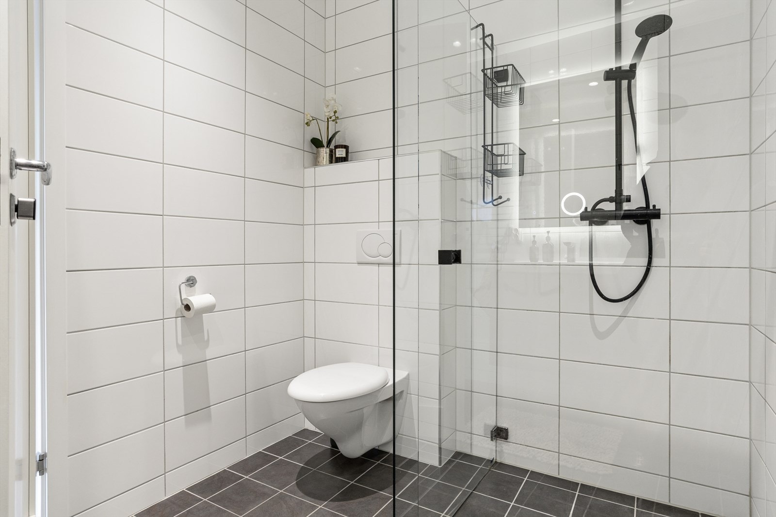 Badet har keramiske fliser på gulv og vegger, samt varmekabler i gulvet for ekstra komfort. Galleribilde