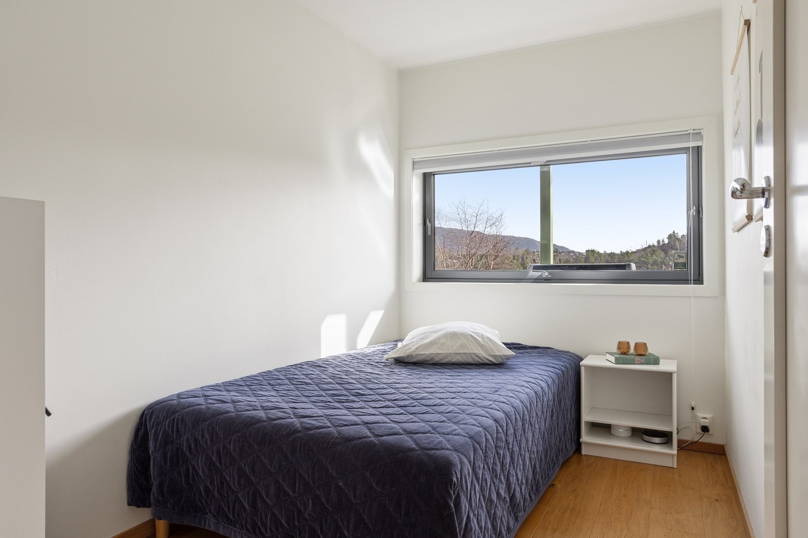 Her finner du tre lyse og gode soverom med plass til dobbeltseng og øvrig møblement. Galleribilde