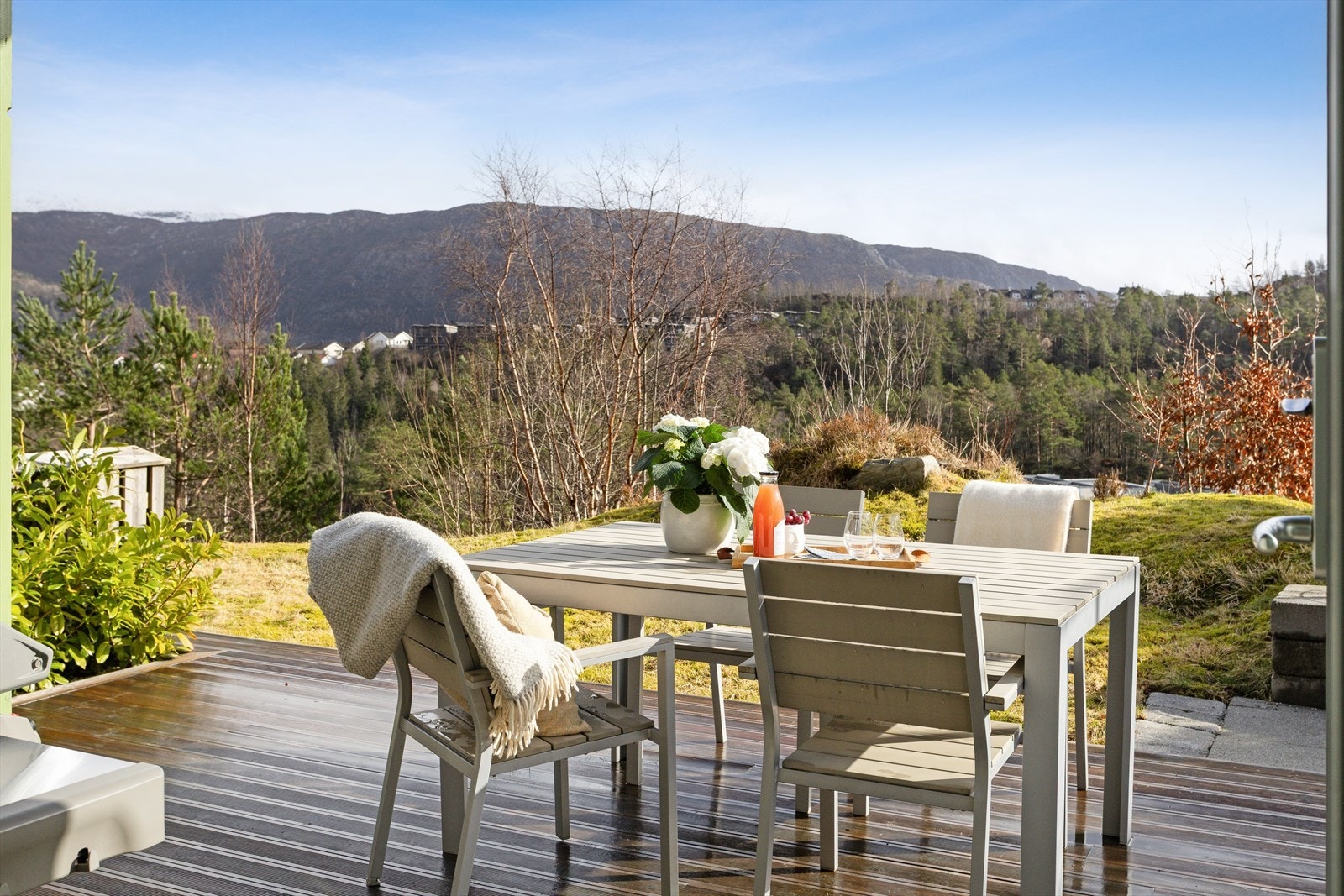 Den naturlige tilknytningen mellom inne- og uterom gjør rommet perfekt for både avslapning og praktisk bruk i hverdagen. Terrassedekket er lagt med Møre Royal, et materiale kjent for lang levetid. Galleribilde