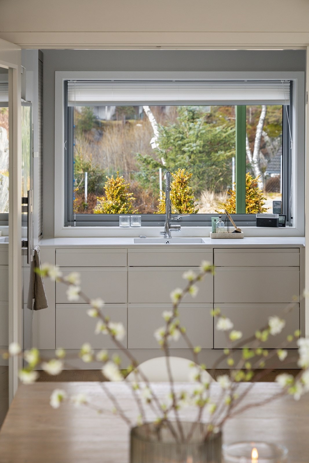 Benkeplaten er i Corian, et slitesterkt og sømløst materiale, med underlimt vask. Galleribilde