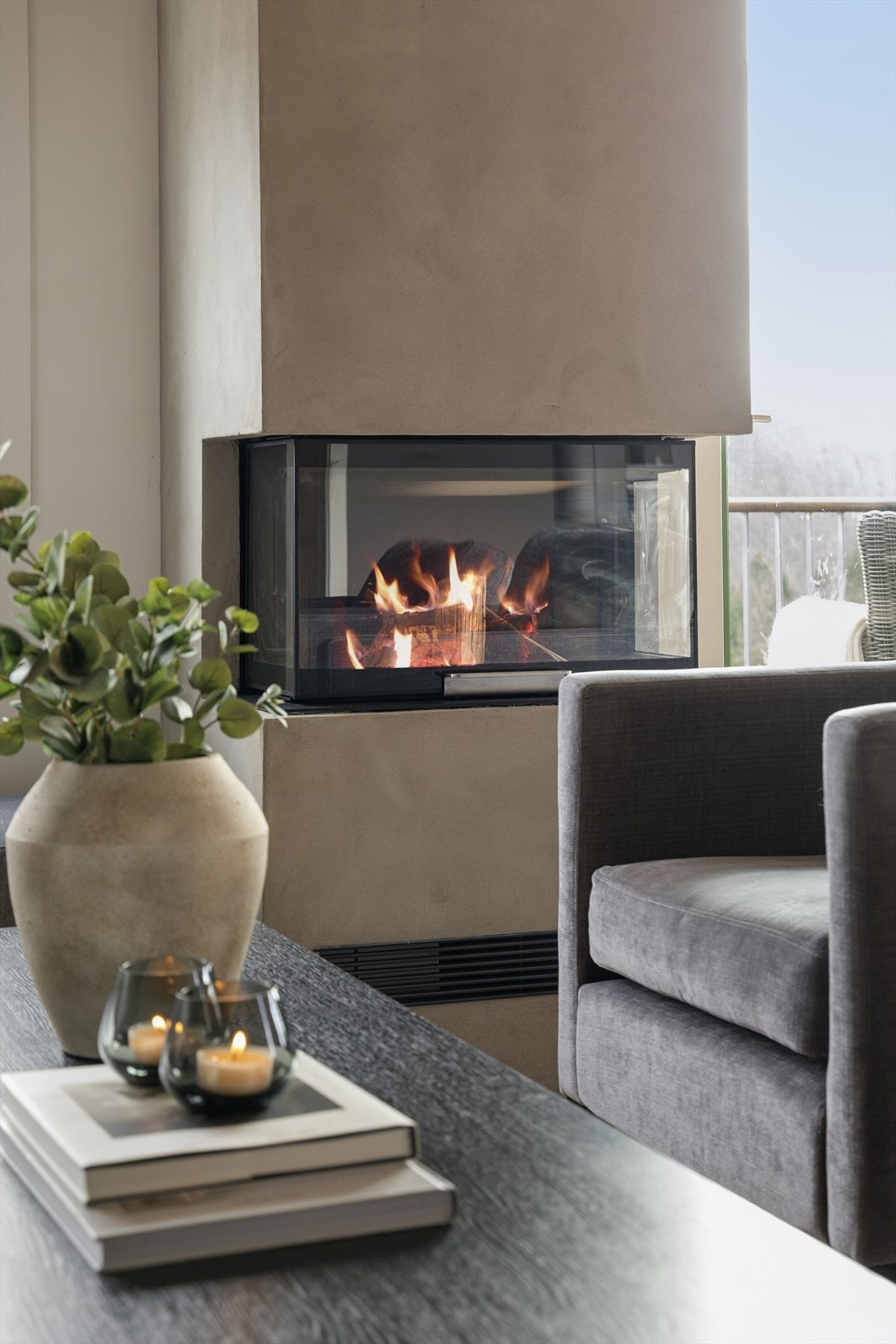 Den stilrene peisovnen, installert av nåværende eier, fungerer som et elegant midtpunkt i stuen og tilfører rommet både varme, karakter og en lun atmosfære. Galleribilde