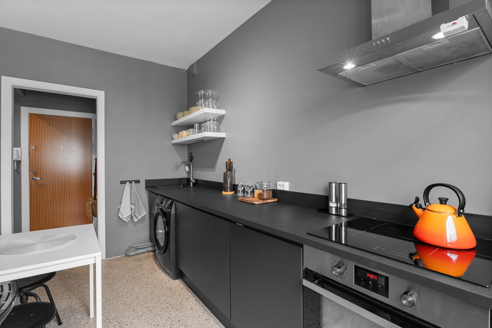 Kjøkkenet er utstyrt med integrerte hvitevarer bestående av kjøleskap og fryseskap, oppvaskmaskin, stekeovn og induksjonstopp. Det er også opplegg for vaskemaskin. Hvitevarene følger handelen. Galleribilde