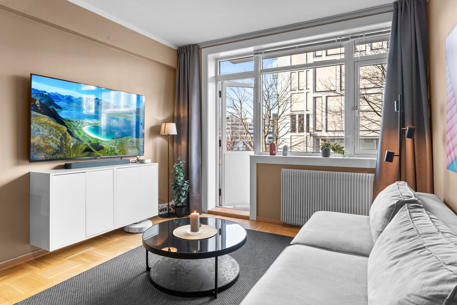 God takhøyde, store vindusflater og balkong gir rikelig med naturlig lys og en luftig atmosfære. Galleribilde