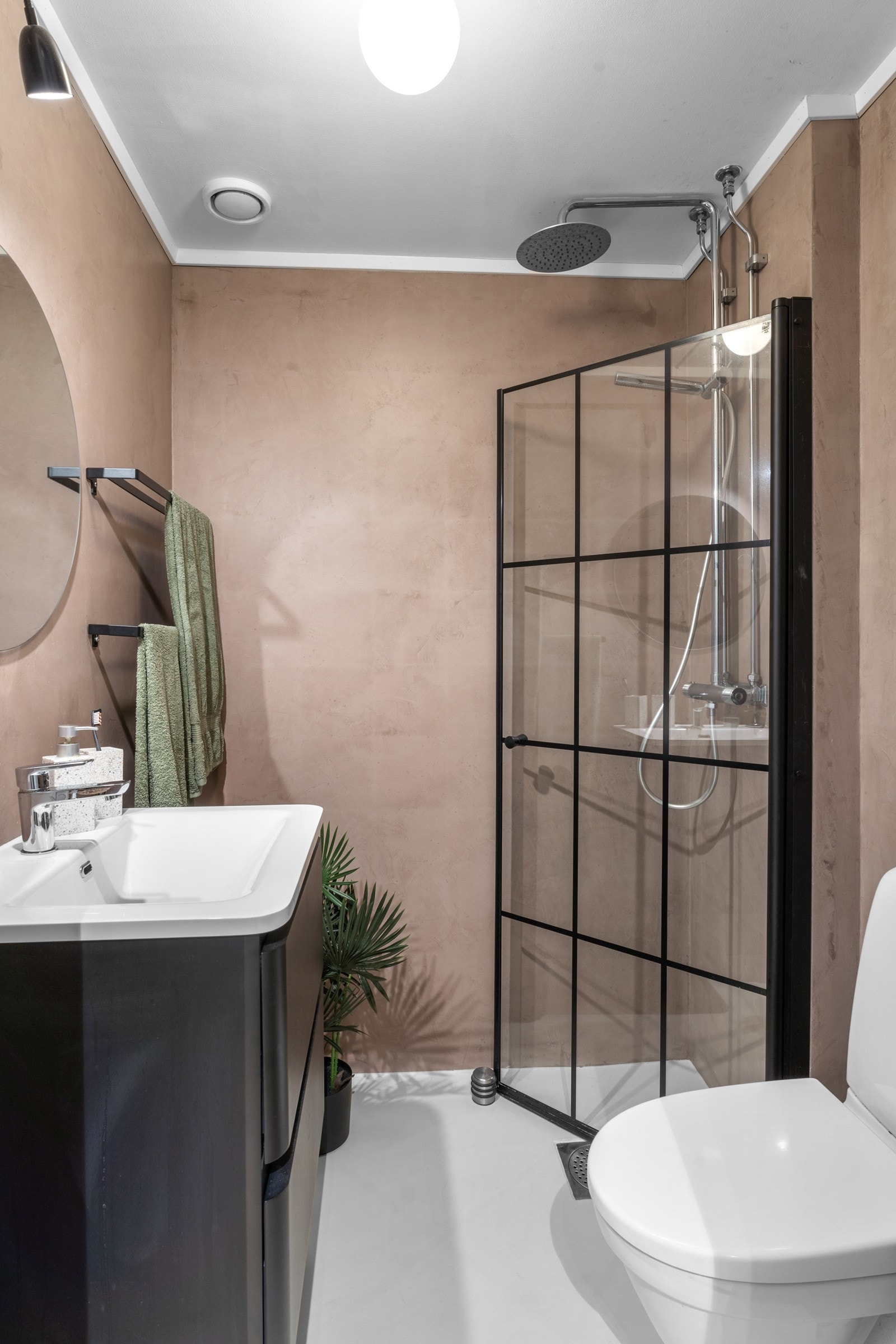 Pent baderom fra 2008, oppgradert med ny innredning og mikrosement på vegger i 2022. Gulvflater med mikrosement fra 2026. Galleribilde