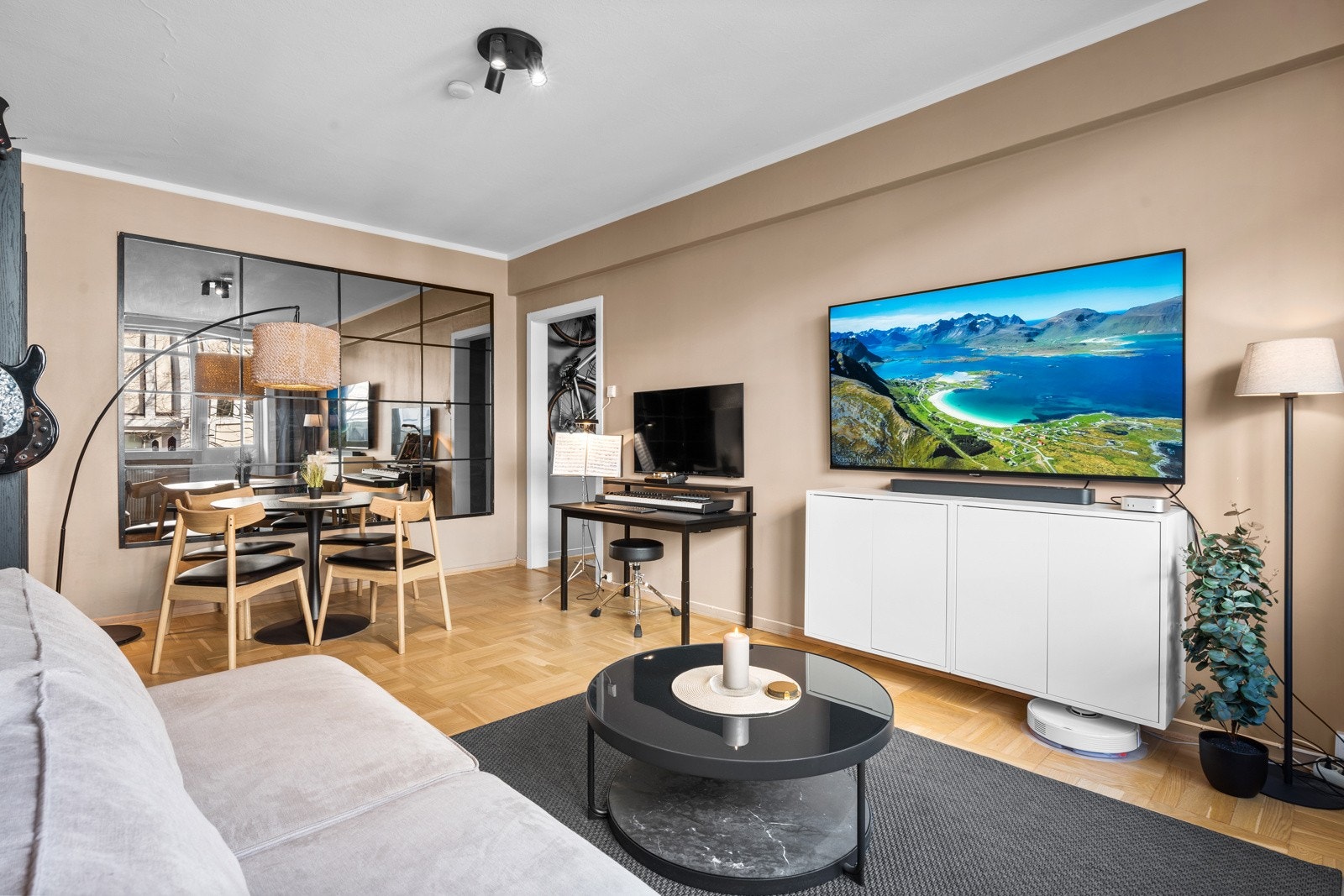 Leiligheten har en lys og romslig stue med gode møbleringsmuligheter. Galleribilde