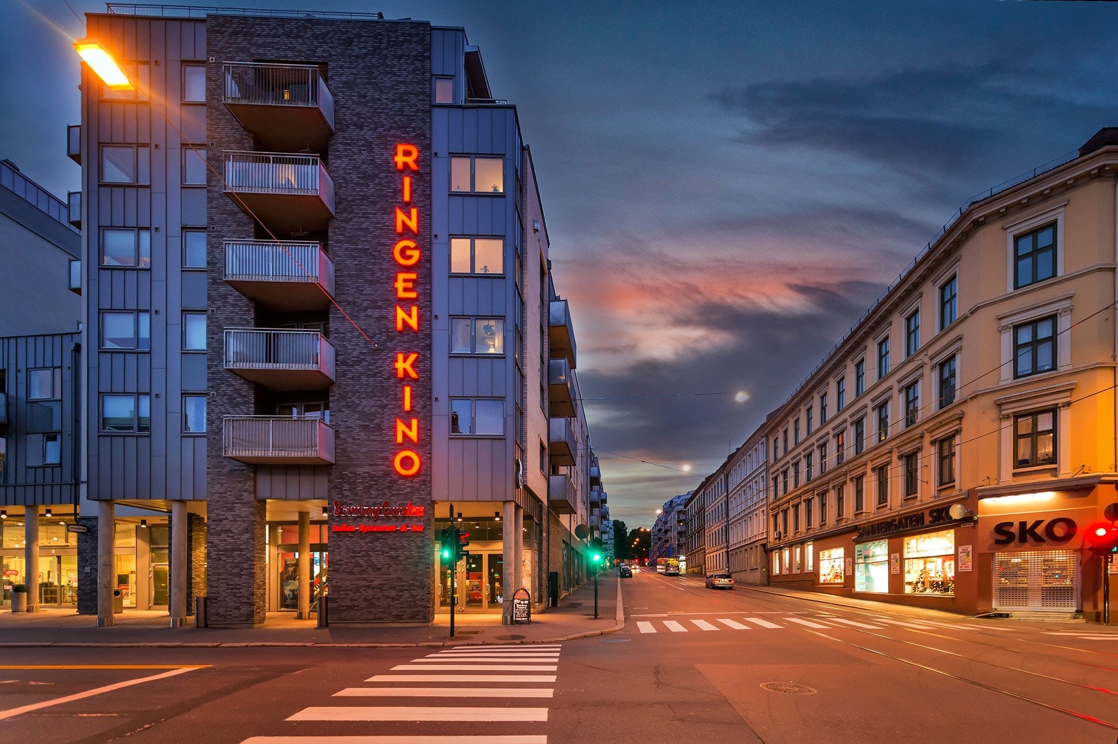 På Ringnes Park finner du blant annet garasjeanlegg, flott og moderne dagligvarebutikk (MENY), blomsterbutikk, frisør, Jernia og SATS treningssenter. Galleribilde