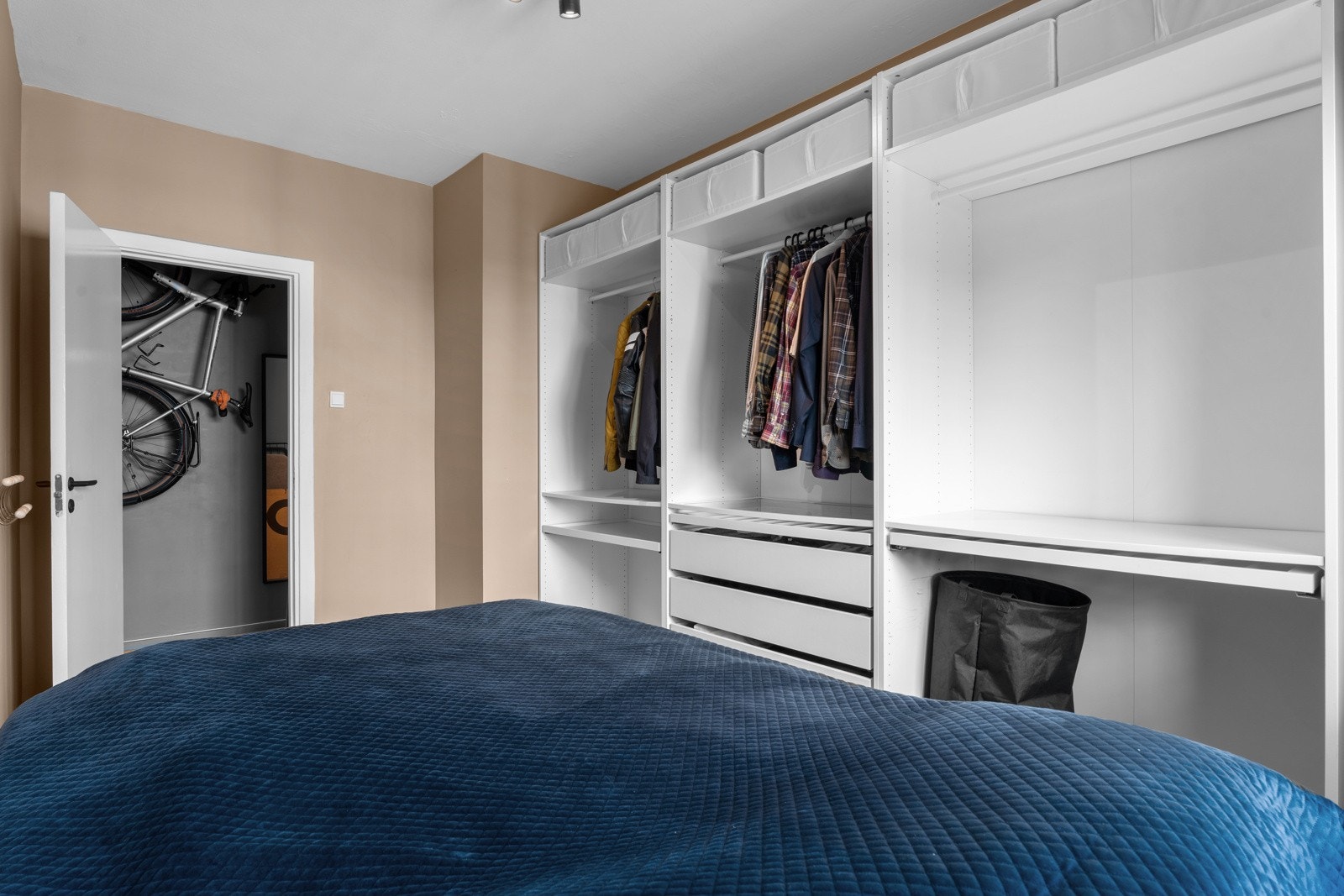 Et stort garderobeskap gir gode oppbevaringsmuligheter. Galleribilde