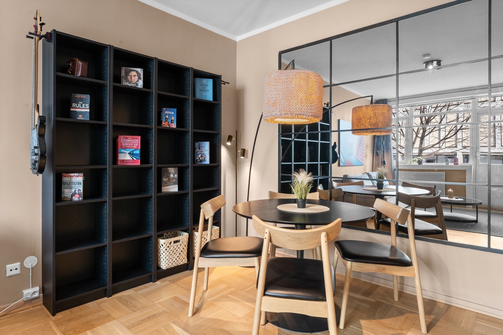 Overflatene er malt i 2022. På gulvet er det tregulv som ble slipt og lakket i 2022. Galleribilde