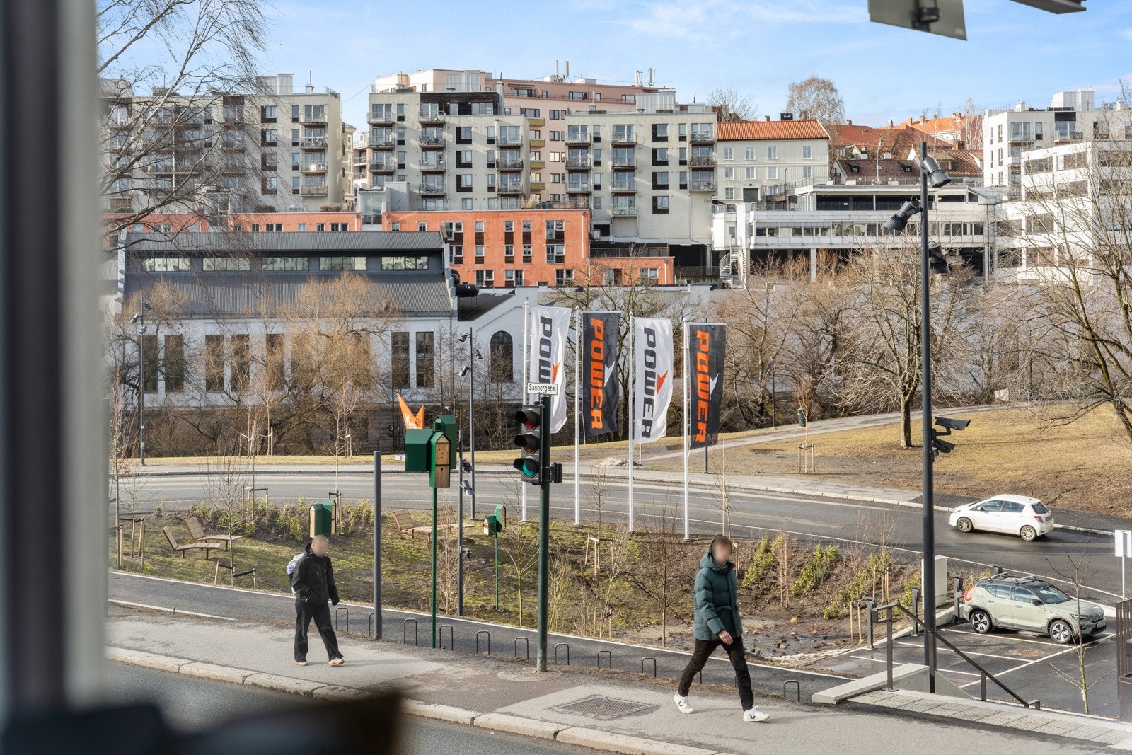 Et stort vindu slipper inn rikelig med dagslys og bidrar til en lys og luftig romfølelse. Vinduene er fra 2017. Galleribilde