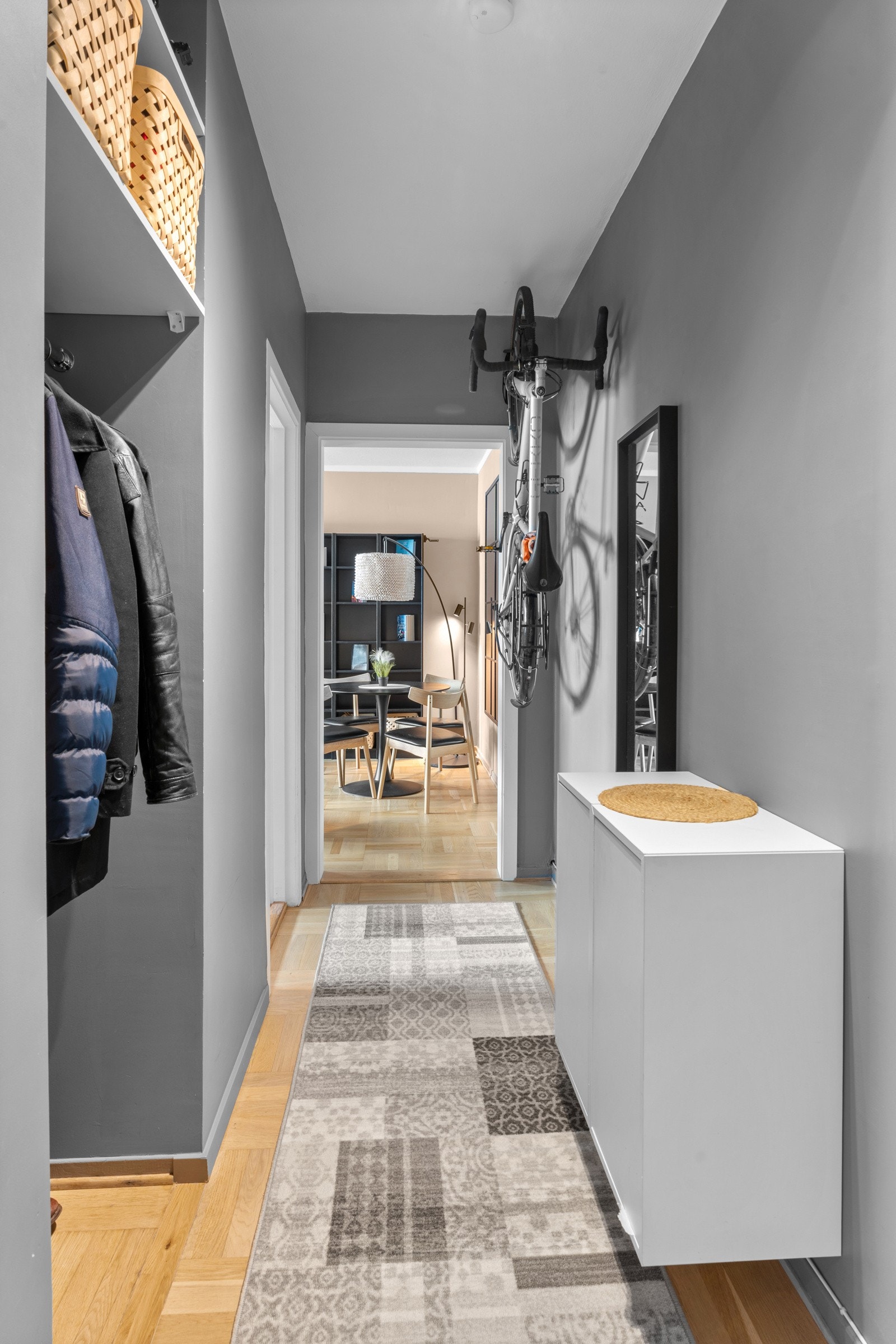 Romslig entré med god plass til å sette fra seg skoene og henge fra seg yttertøy. Galleribilde