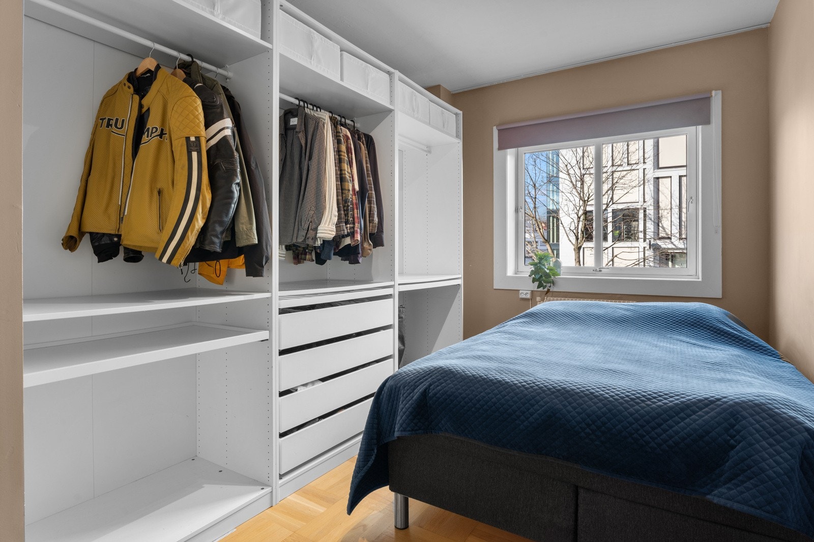 Leiligheten har et fint soverom med plass til dobbeltseng, nattbord og øvrig møblement. Galleribilde