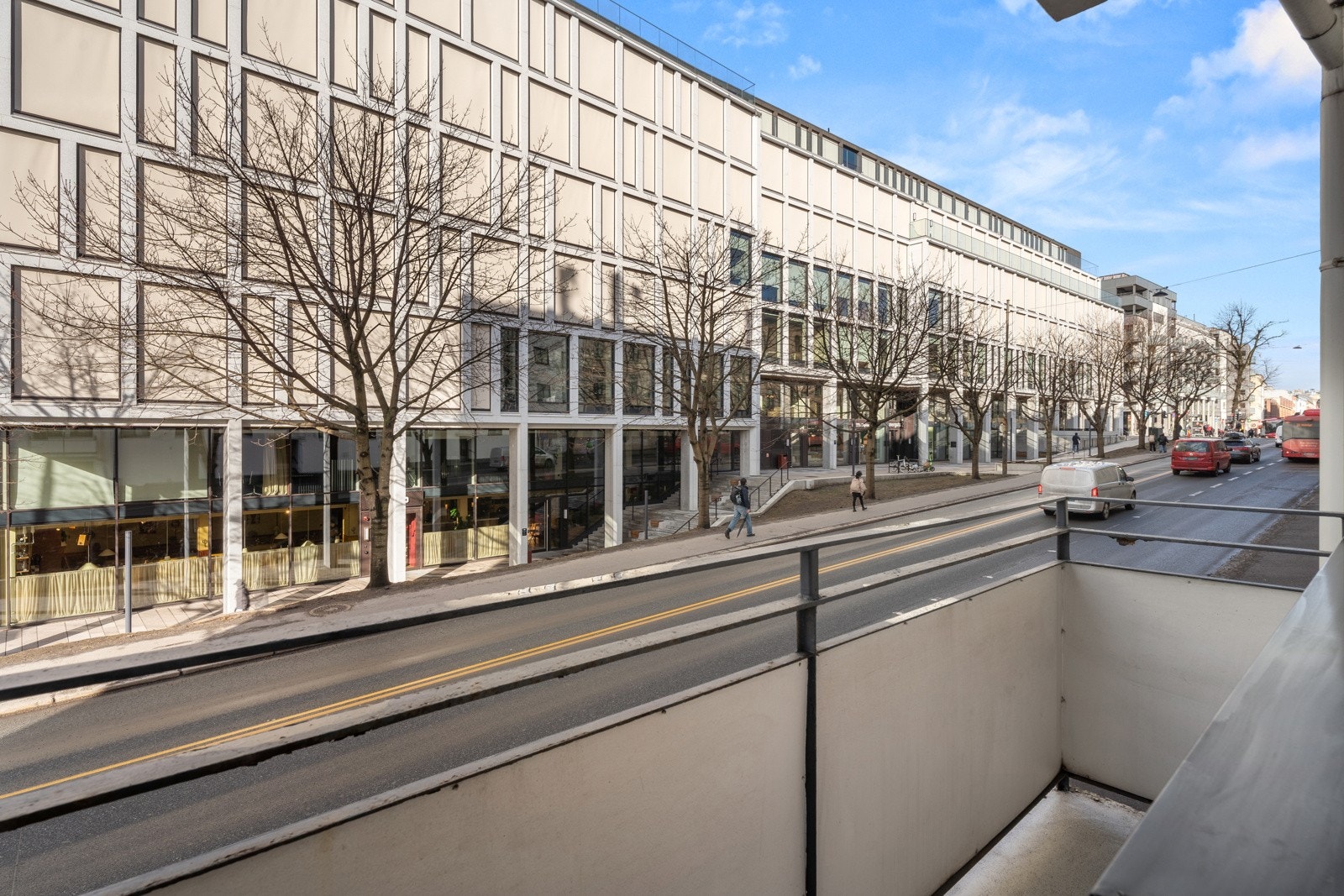 Fra stuen er det utgang til luftebalkong på ca. 2 m² med morgen og kveldssol. Galleribilde