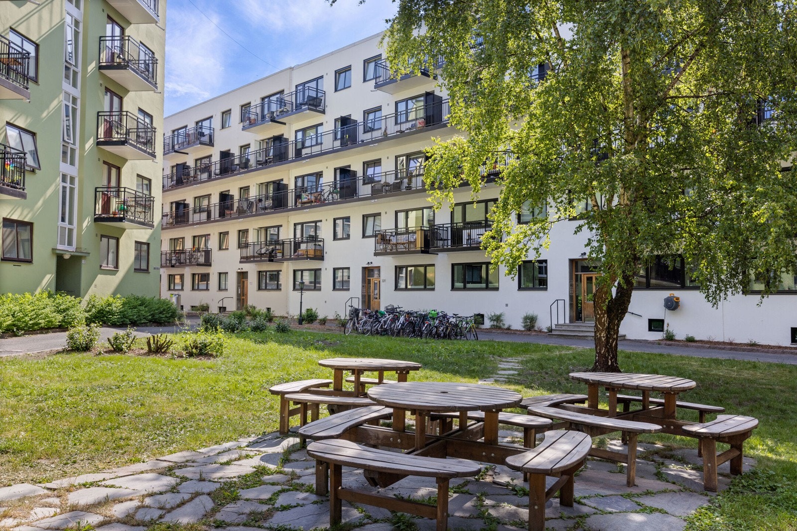 I bakgården er det pent opparbeidet med flere sittegrupper for beboerne. Sykkelparkering i bakgård. Galleribilde