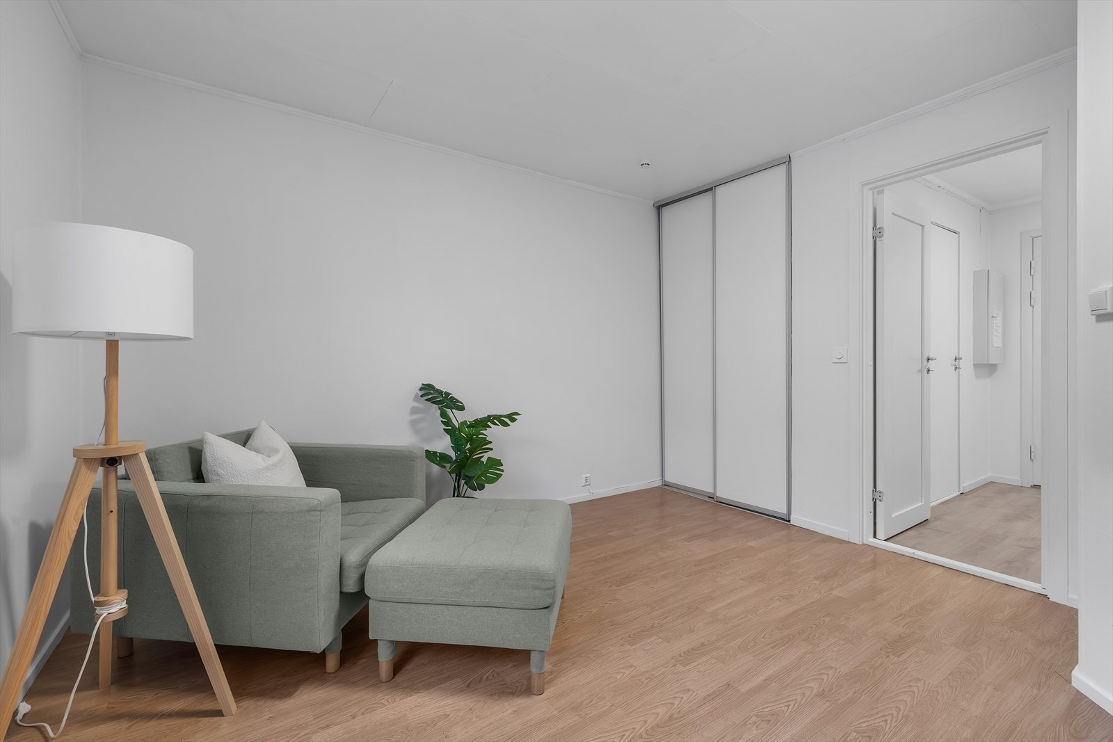 Hybelen har lagring i garderobe Galleribilde