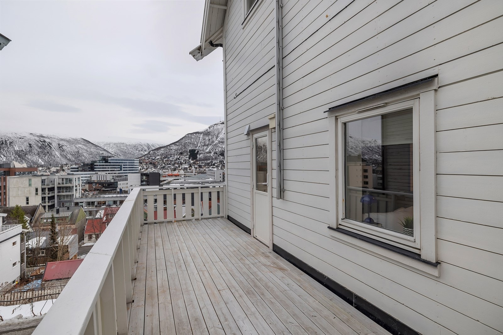 Privat terrasse ned utgang fra kjøkkenet - nydelig utsikt mot Tromsø by Galleribilde