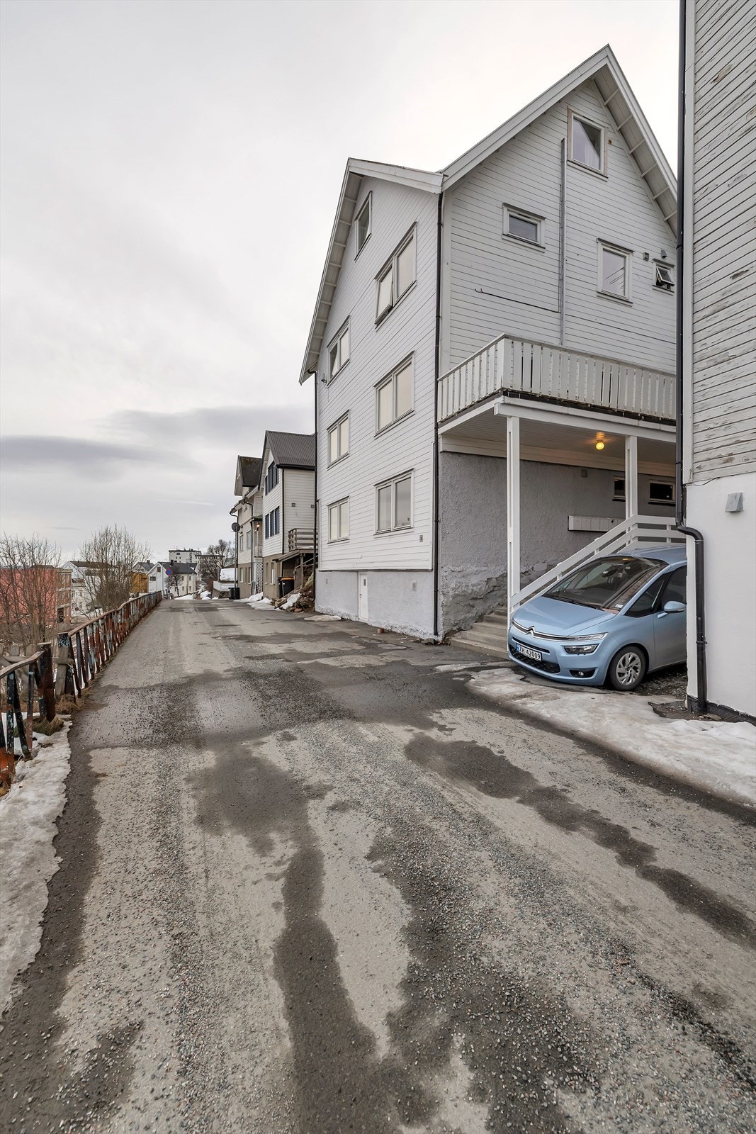 Fasaden sett fra Dr Lies gate. Leiligheten og terrassen ligger i 2. etasje av bygget Galleribilde