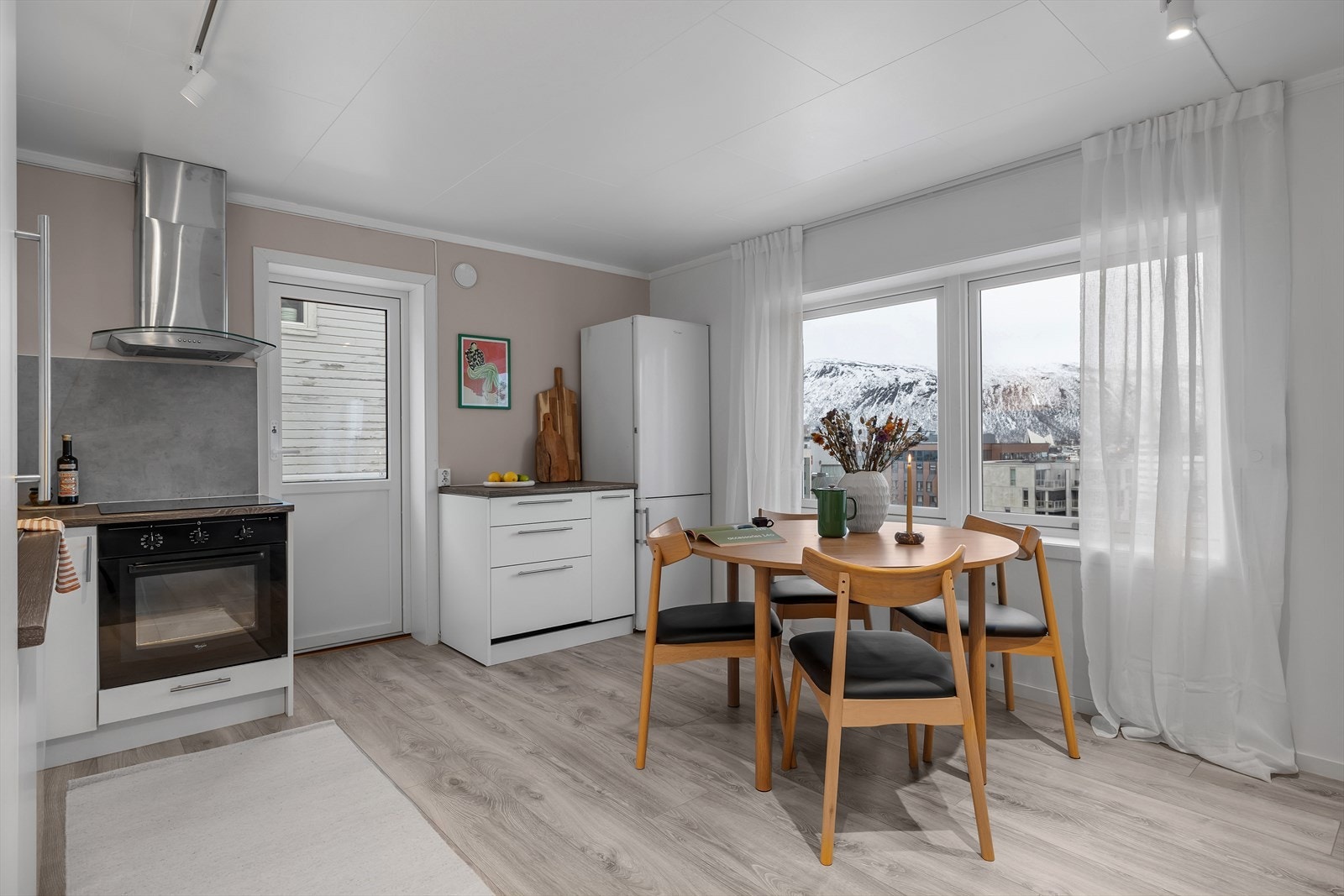 På kjøkkenet er det plass til et stort spisebord Galleribilde