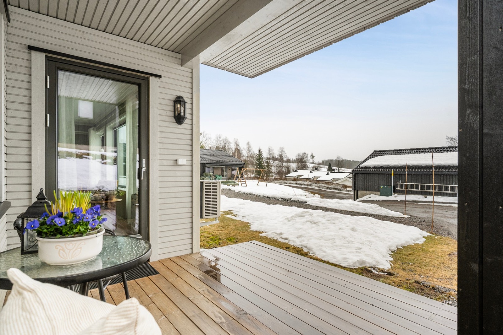 Uteplass med sittegruppe og utsikt mot nærliggende boligområde. Galleribilde