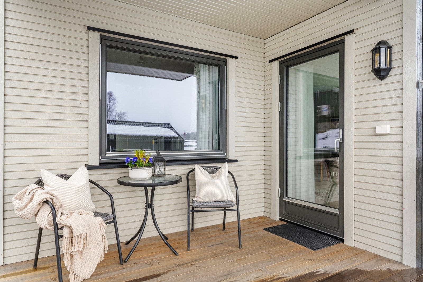 Overbygd terrasse gir mulighet for avslapning og hyggelige stunder uansett vær. Galleribilde