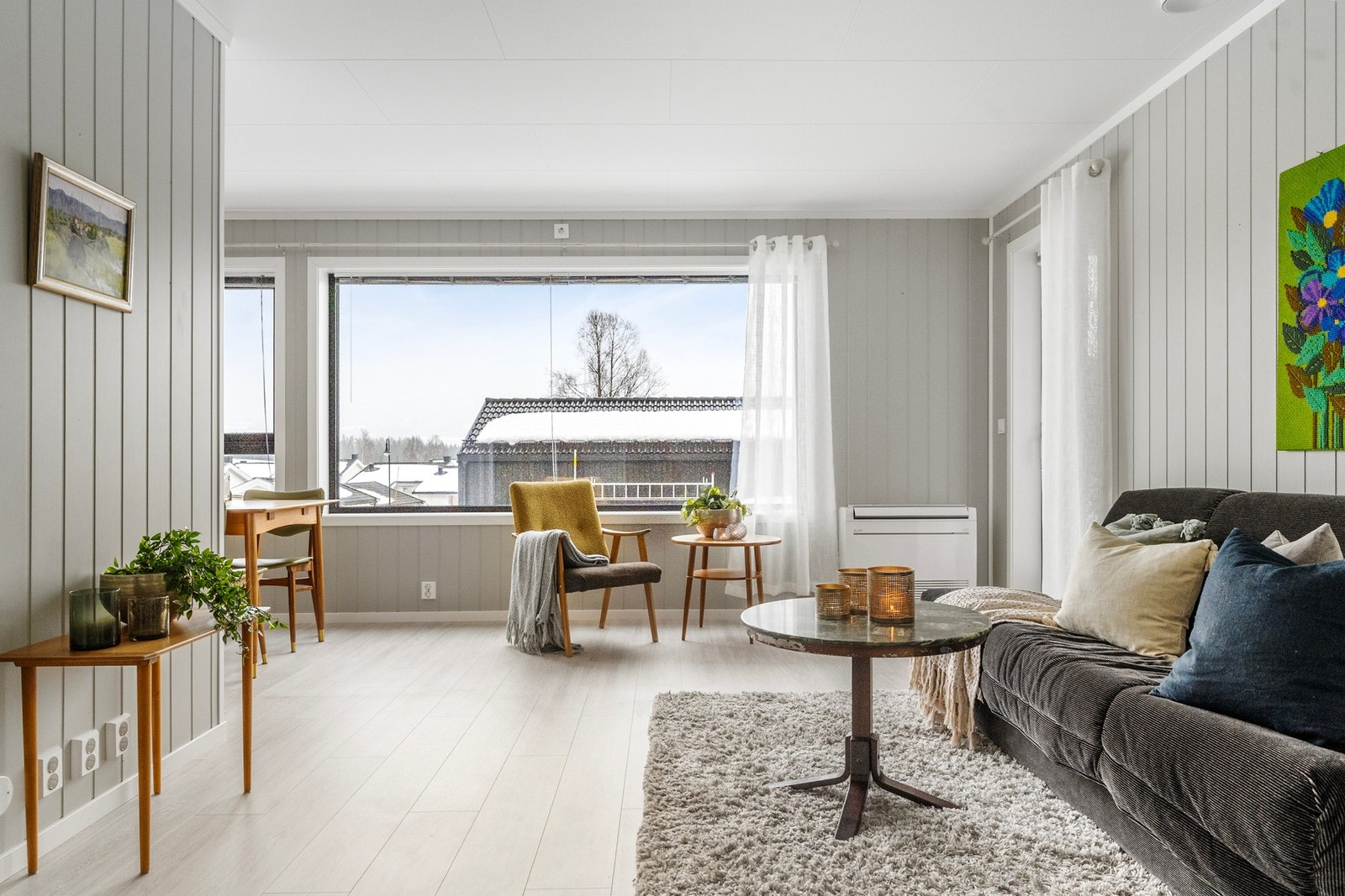 Stua har flere møbleringsmuligheter og plass til både spisestue, sofa og tv-møblement. Galleribilde