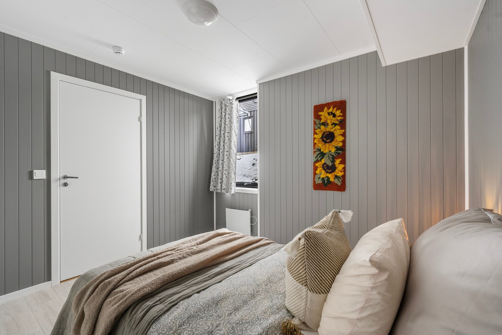 Hovedsoverom med plass til seng og oppbevaring. Galleribilde