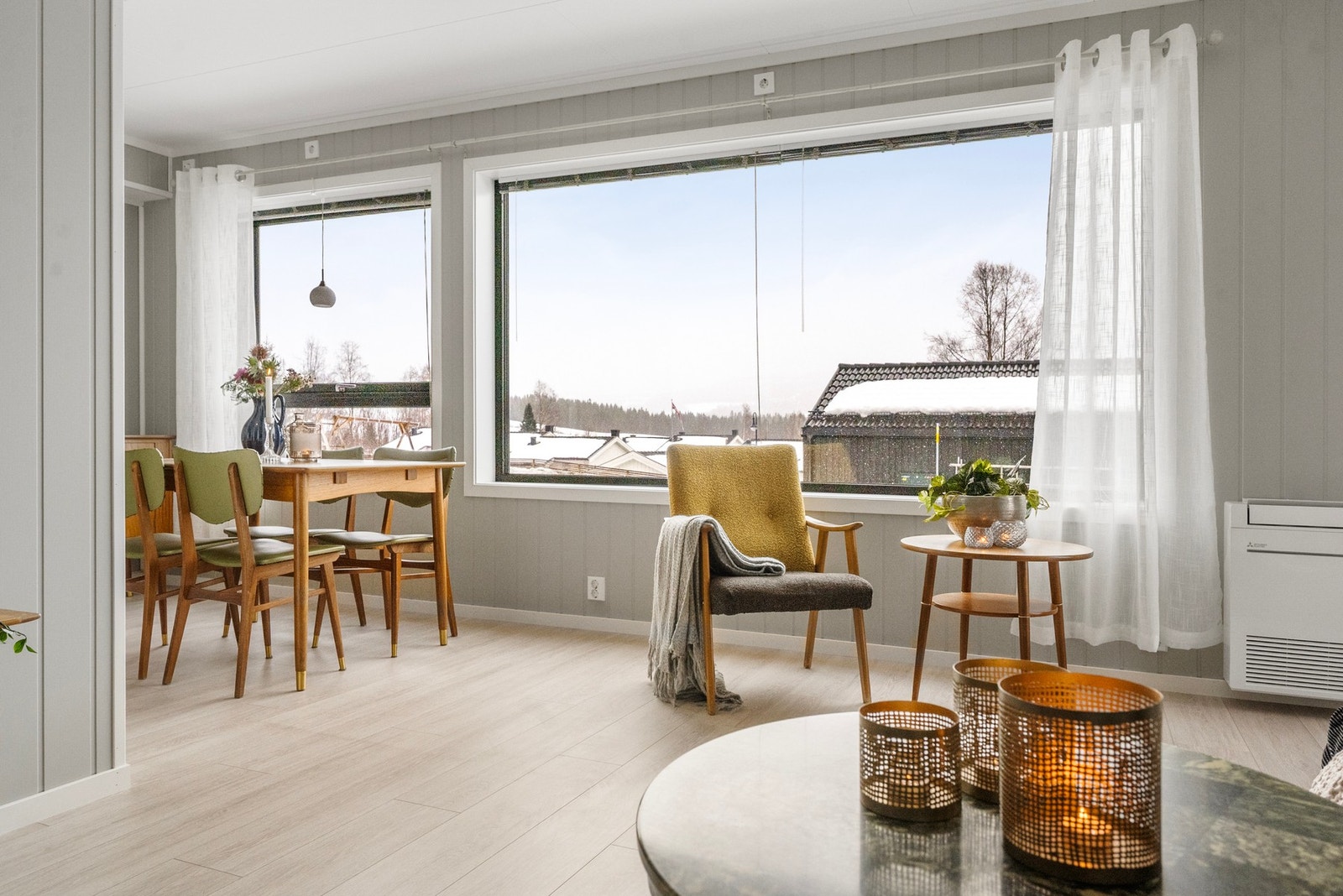 Store vindusflater gir godt med lys inn og utsikt ut. Galleribilde