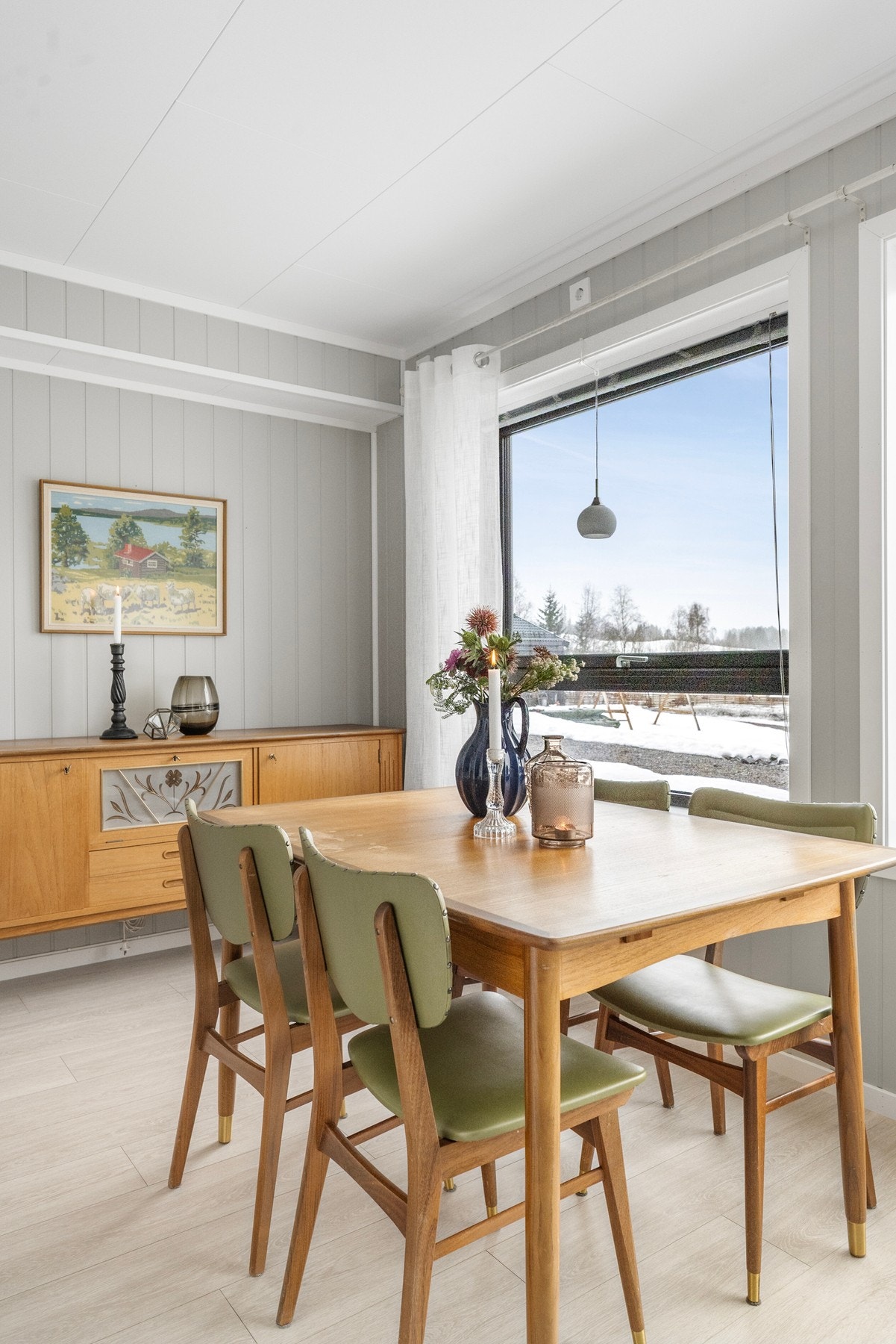 Spisestue med plass til flere rundt bordet. Store vinduer gir god utsikt til uteområdet. Galleribilde