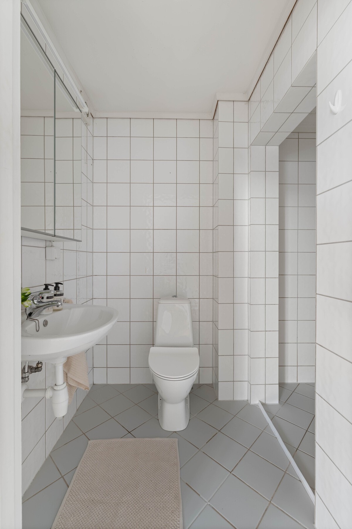 Flislagt bad med behov for renovering Galleribilde