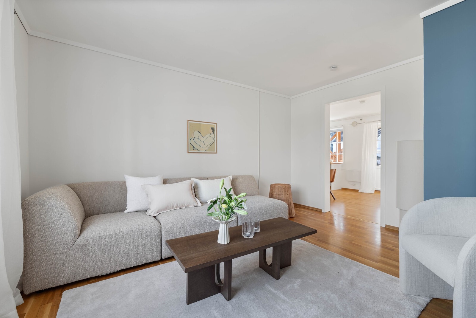 Leiligheten har god planløsning. Stue med plass til sofagruppe Galleribilde