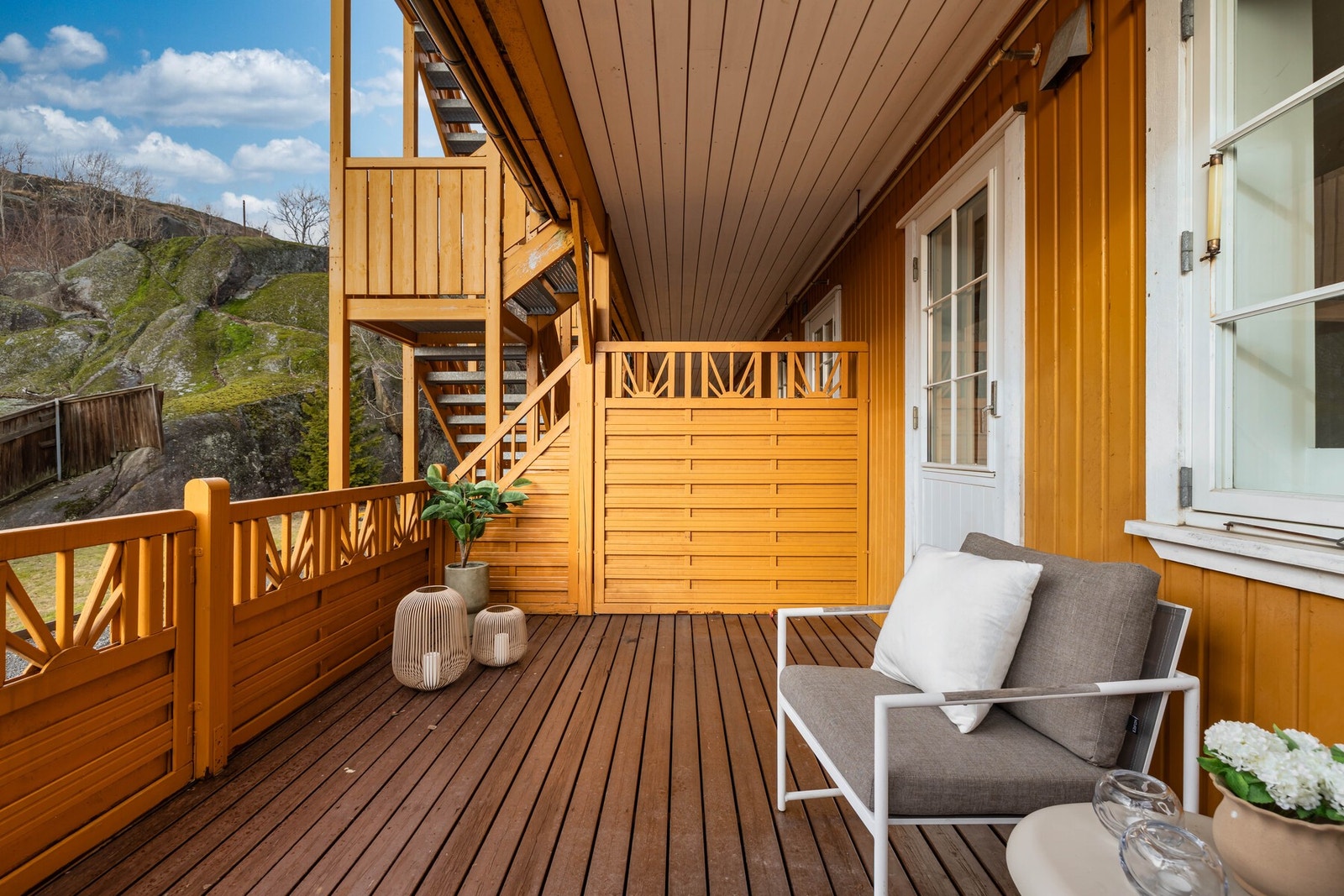 Her sitter du lunt og skjermet med plass til utemøbler Galleribilde