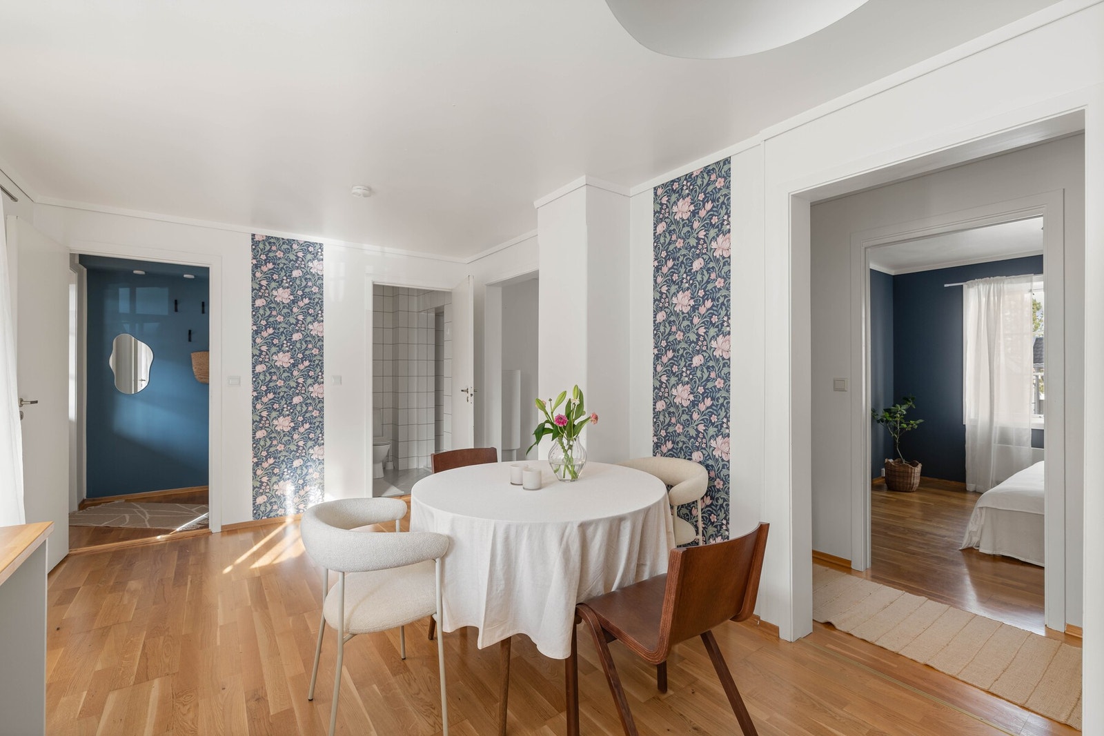 På kjøkkenet er det god plass til spisebord Galleribilde