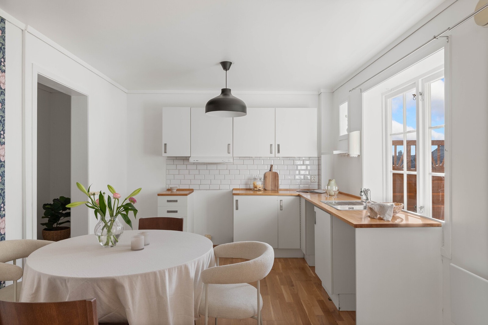 Romslig kjøkken med utgang til terrasse Galleribilde