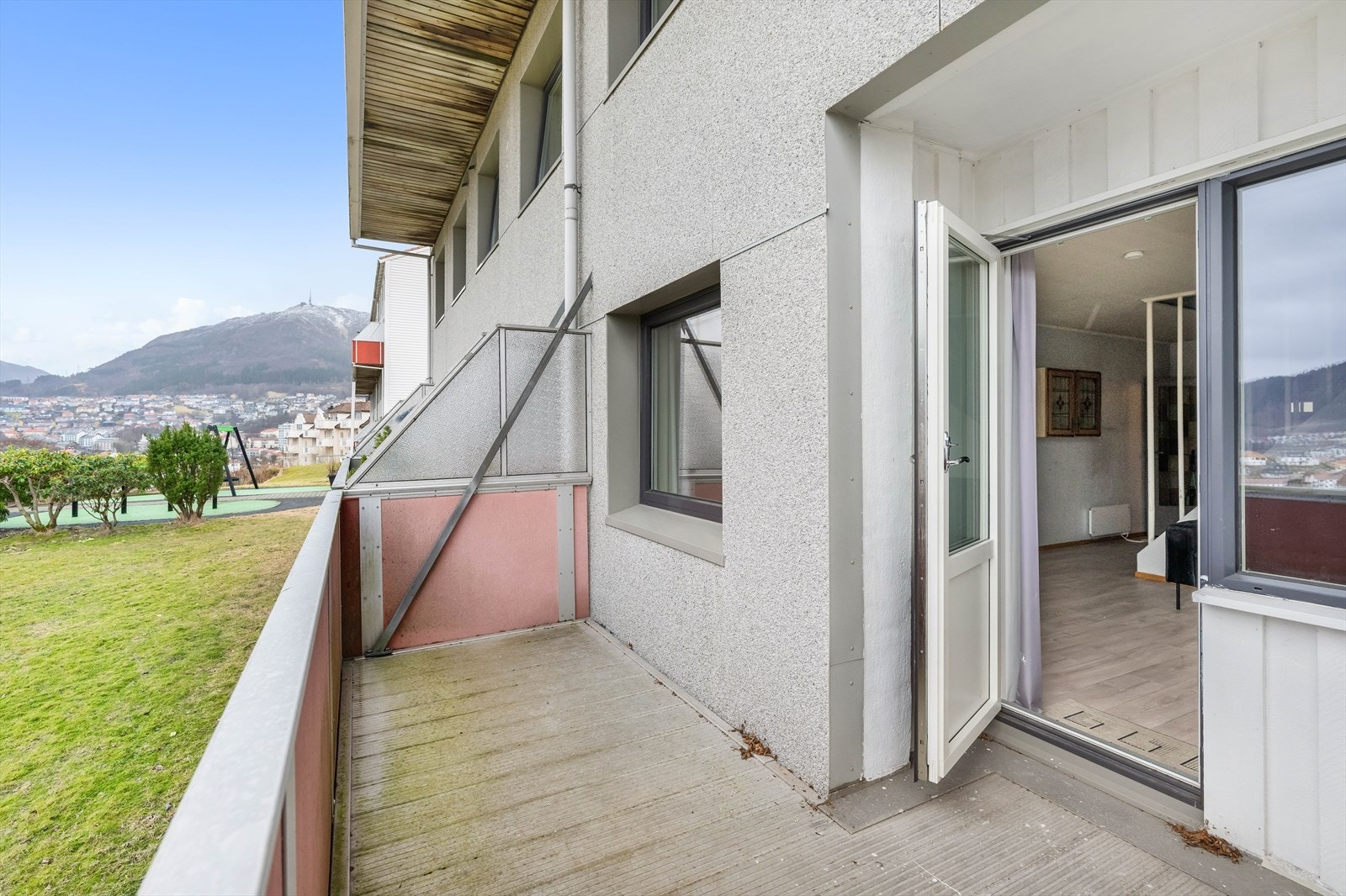 Terrasse med utgang fra stuen. Galleribilde