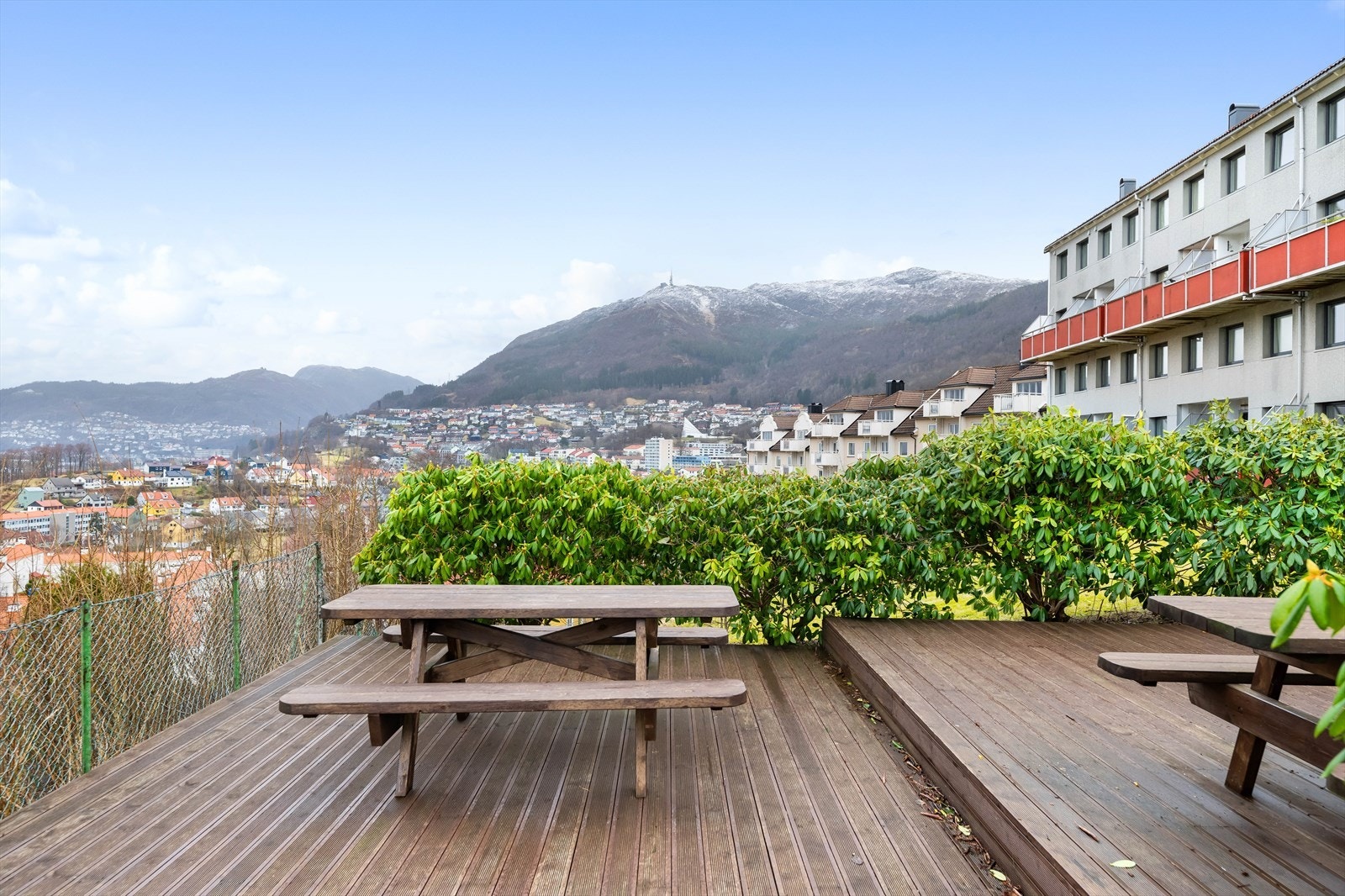 Fra eiendommen er det kort avstand til buss, bybane, Sletten senter og flere dagligvarebutikker. Galleribilde