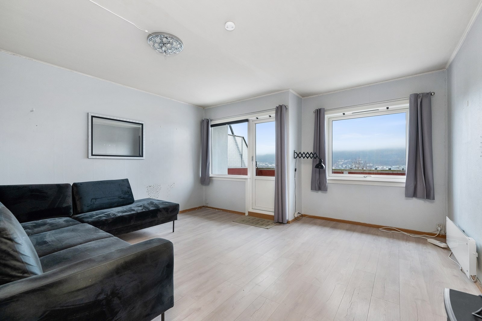 Romslig stue med utgang til terrasse hvor man virkelig kan nyte sommerdagene. Galleribilde