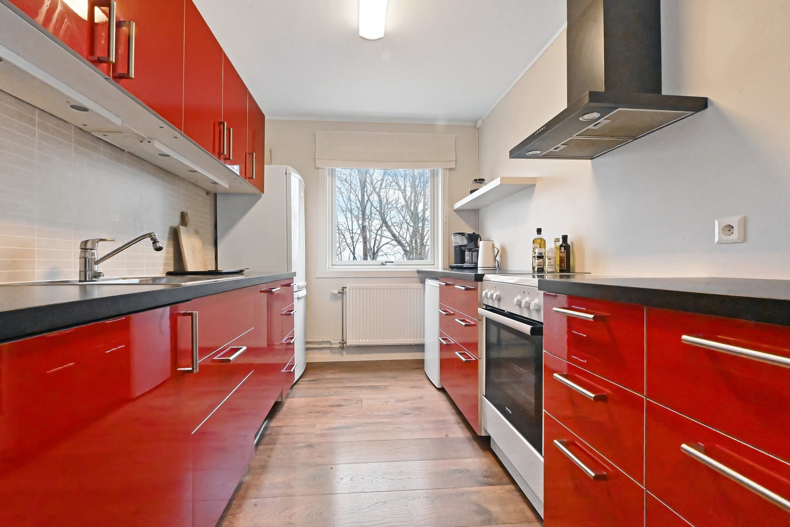 Kjøkkenet har både oppvaskmaskin og vaskemaskin Galleribilde