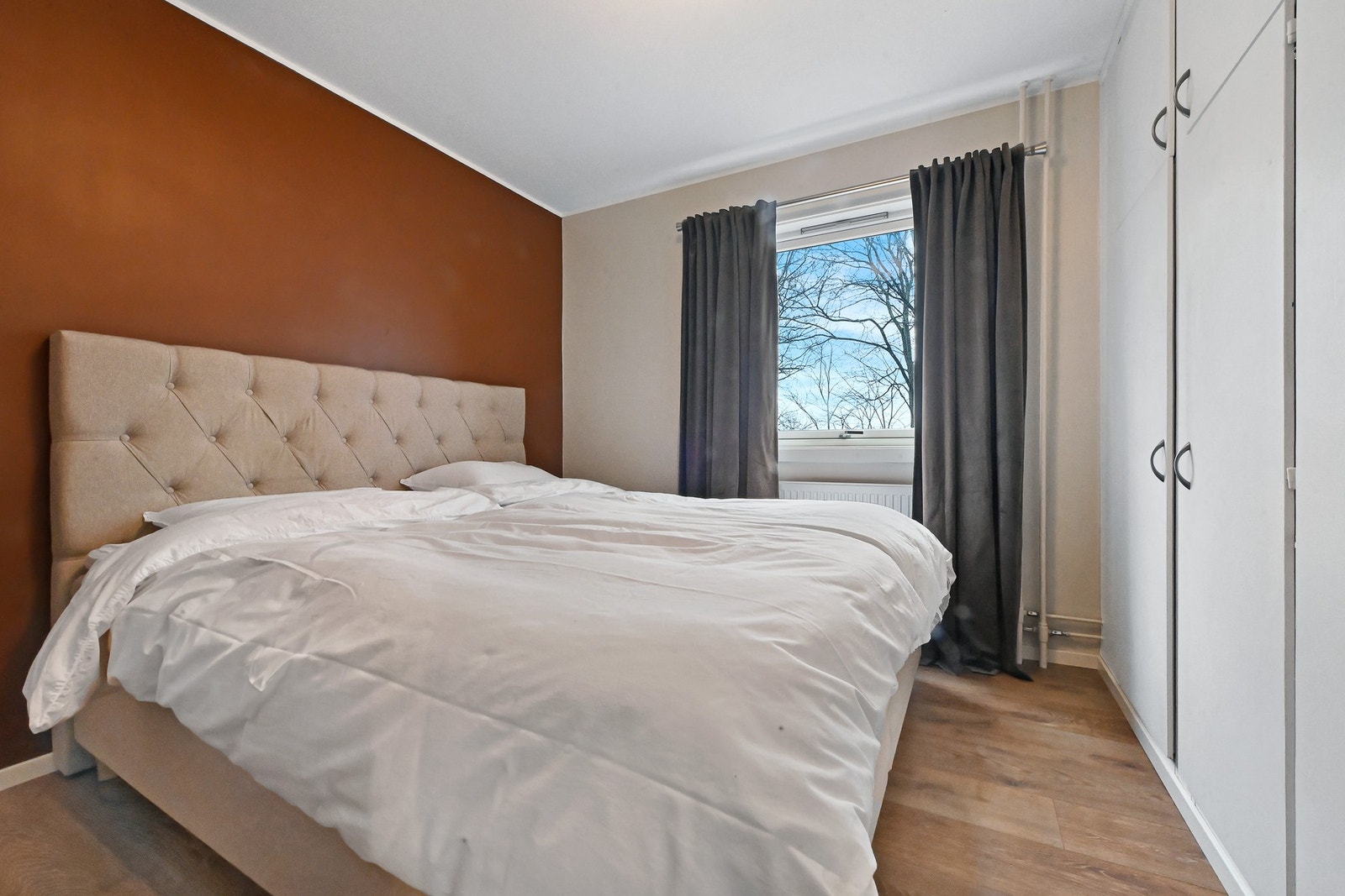 Stort soverom med garderobeskap Galleribilde