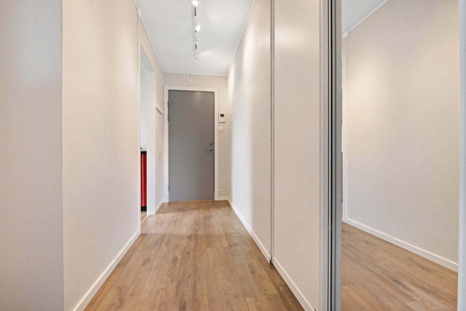 Garderobeplass i entré Galleribilde