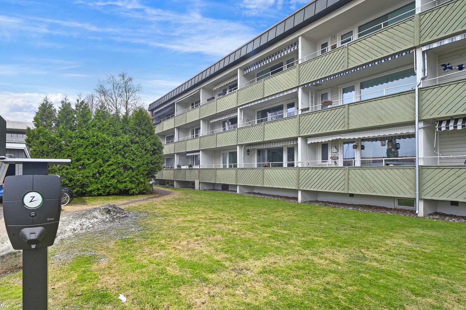 Parkeringsplass med elbilladere Galleribilde