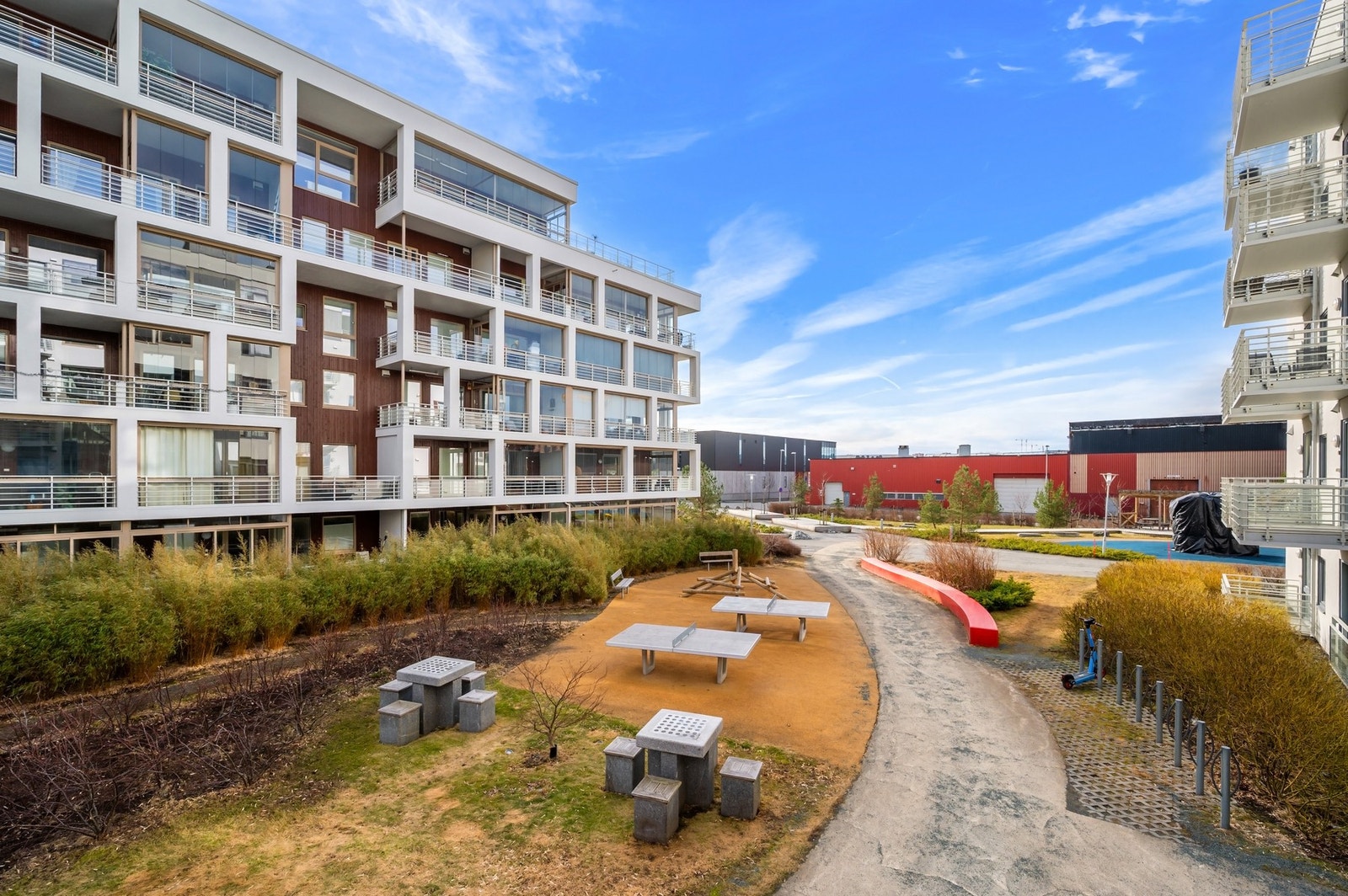 Området nyter et velholdt felles uteareal opparbeidet med benker, lekeplasser og bordtennisbord. Galleribilde